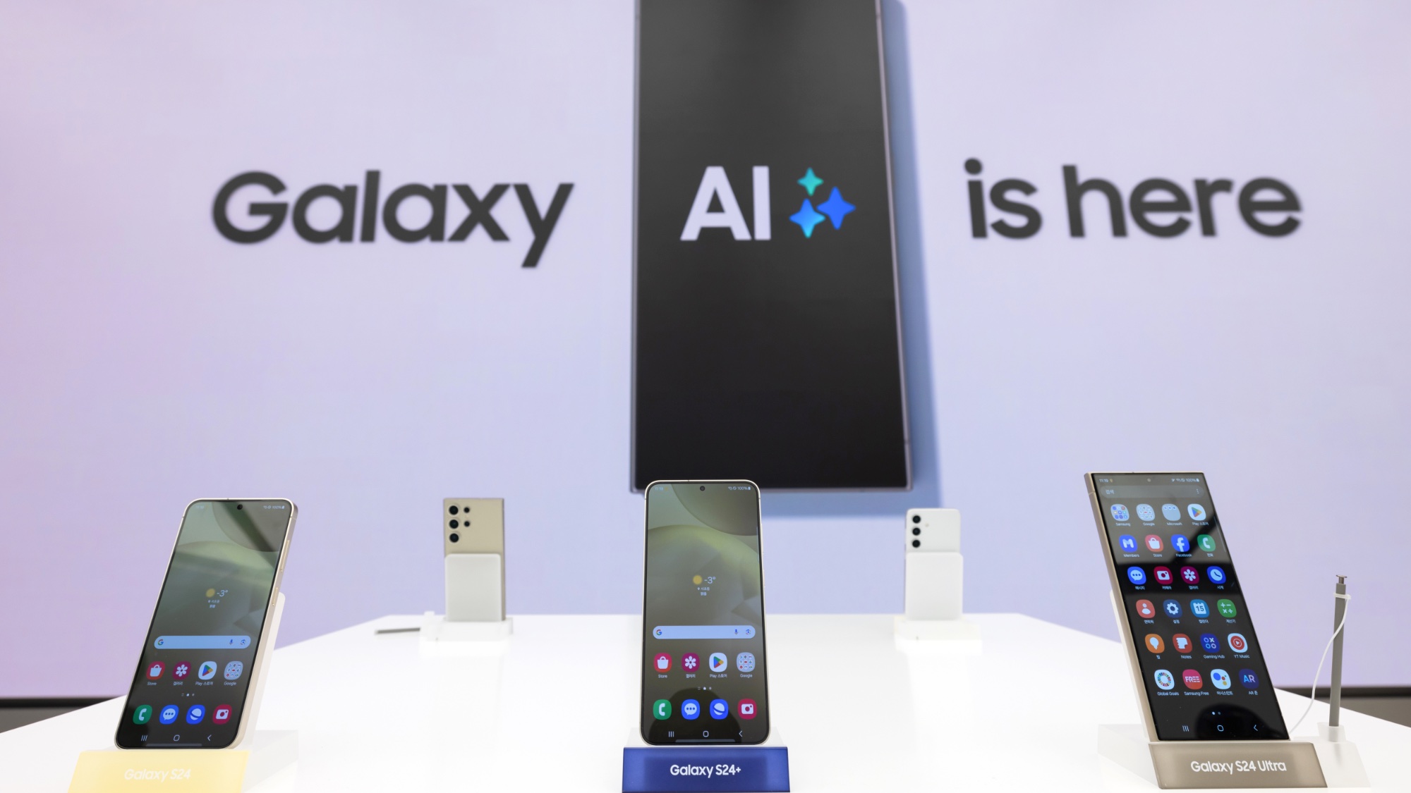 Samsung Galaxy S24 בחנות עם כניסה של Galaxy AI ברקע