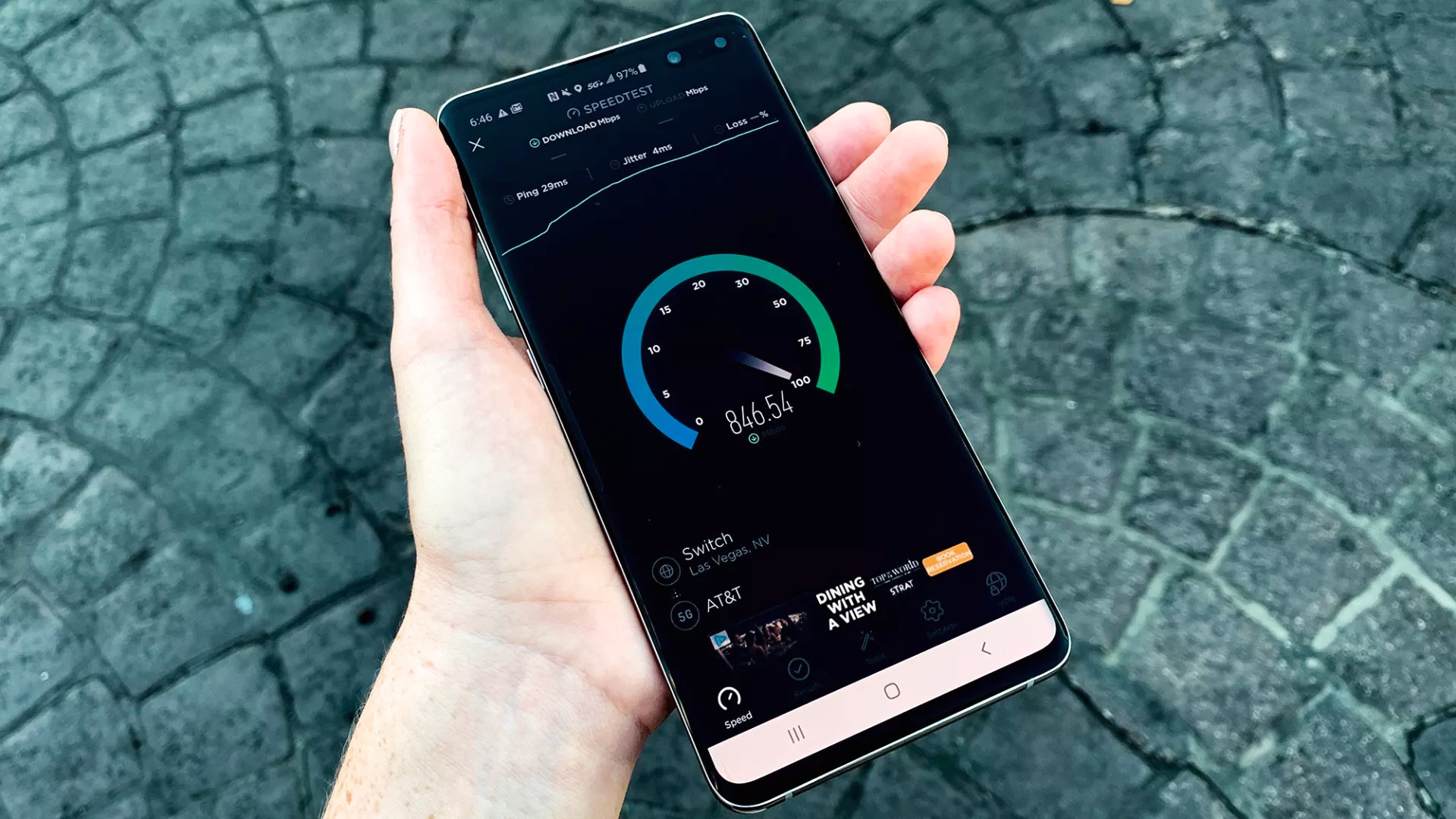 אפליקציית SpeedTest פועלת בטלפון