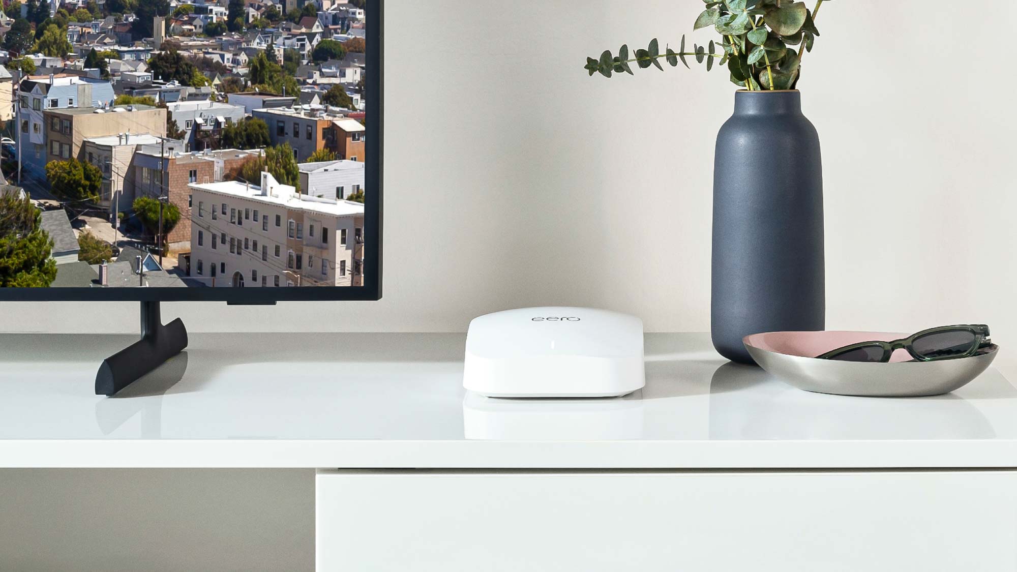 Eero Pro 6e על המדף בסלון