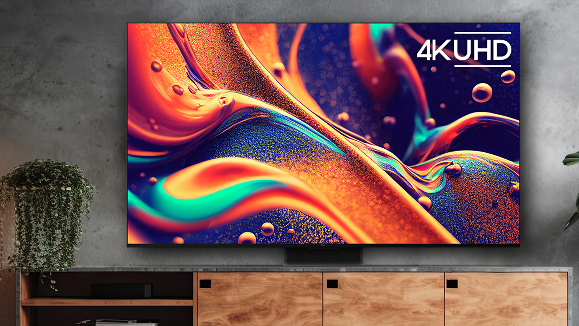 TCL QM8 מיני LED טלוויזיה יושבת על שולחן העבודה