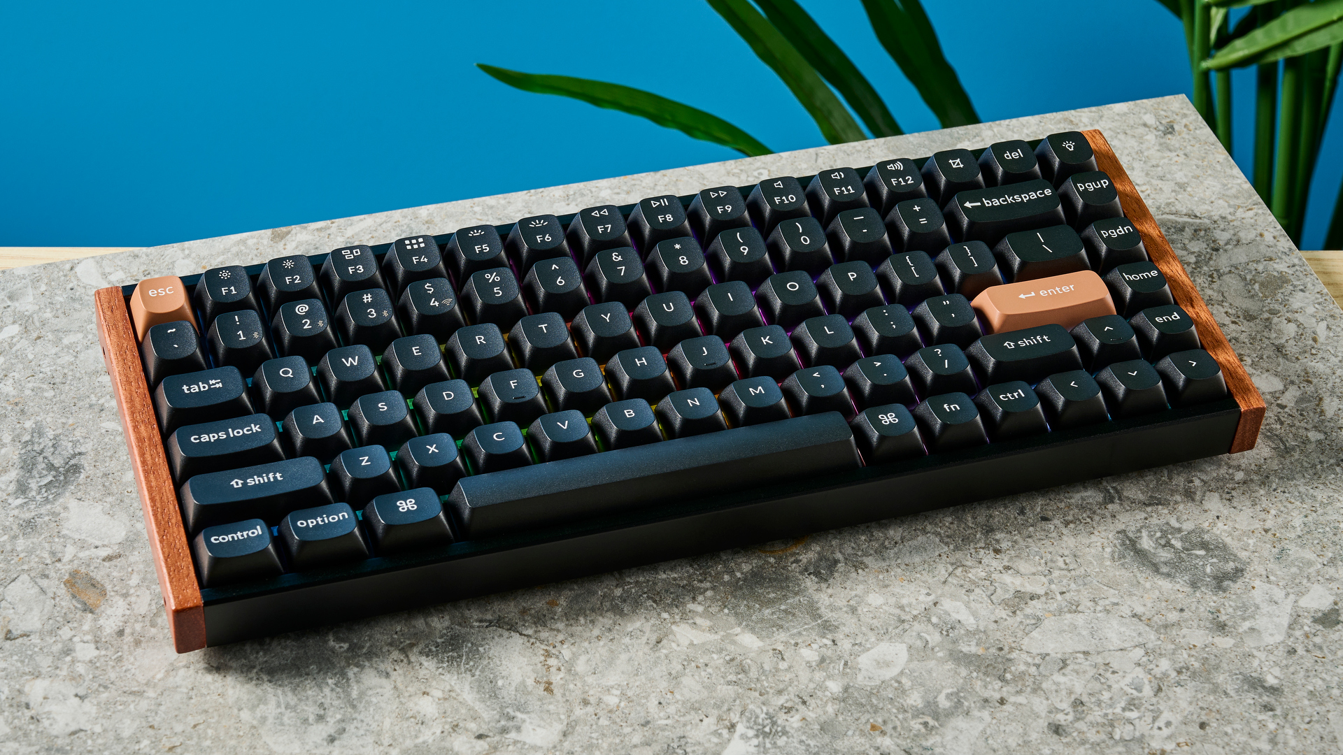 מקלדת Keychron K2 הוא באפקט שחור ועץ