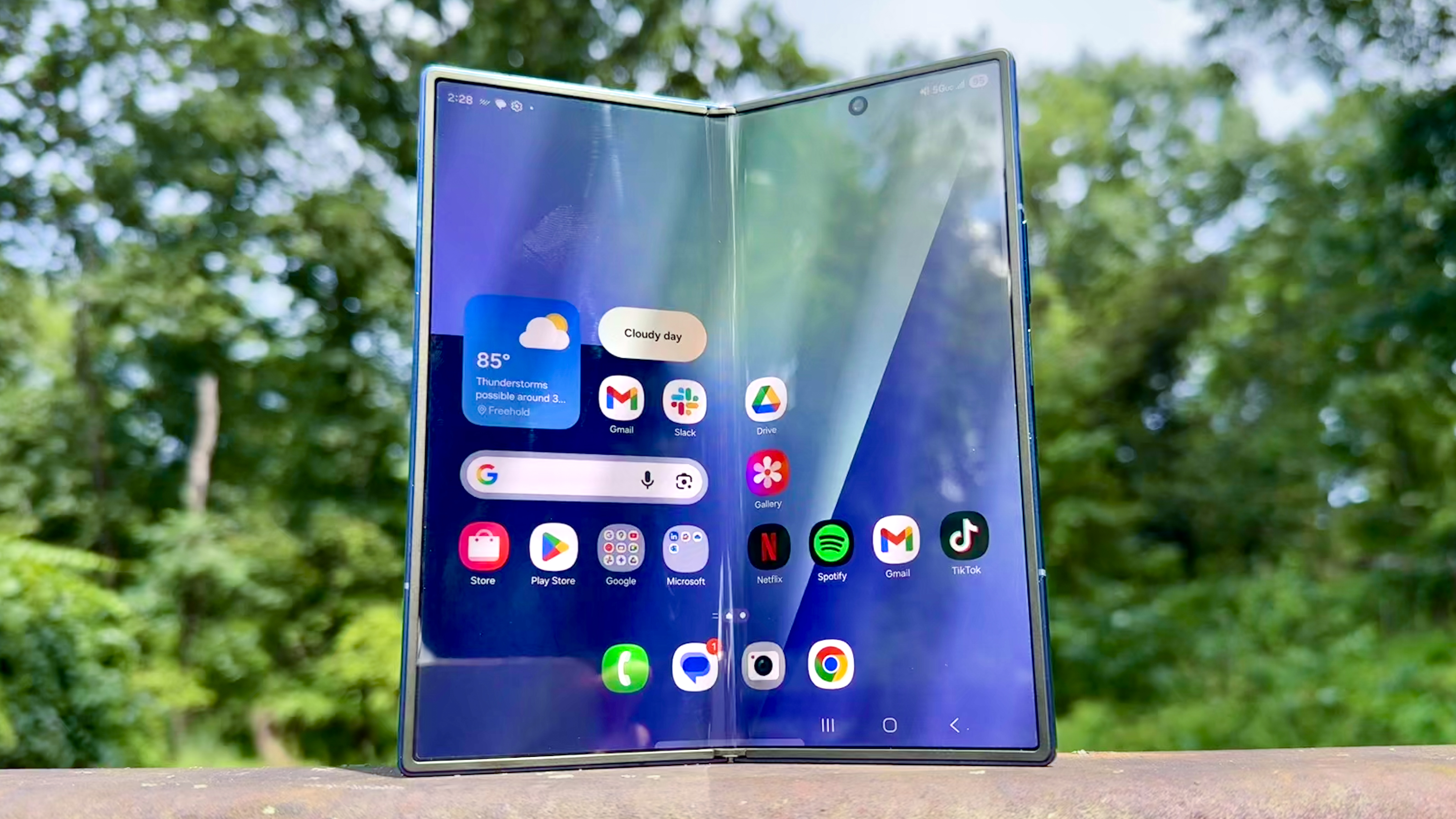 Samsung Galaxy z Fold 7 המוצג ביד