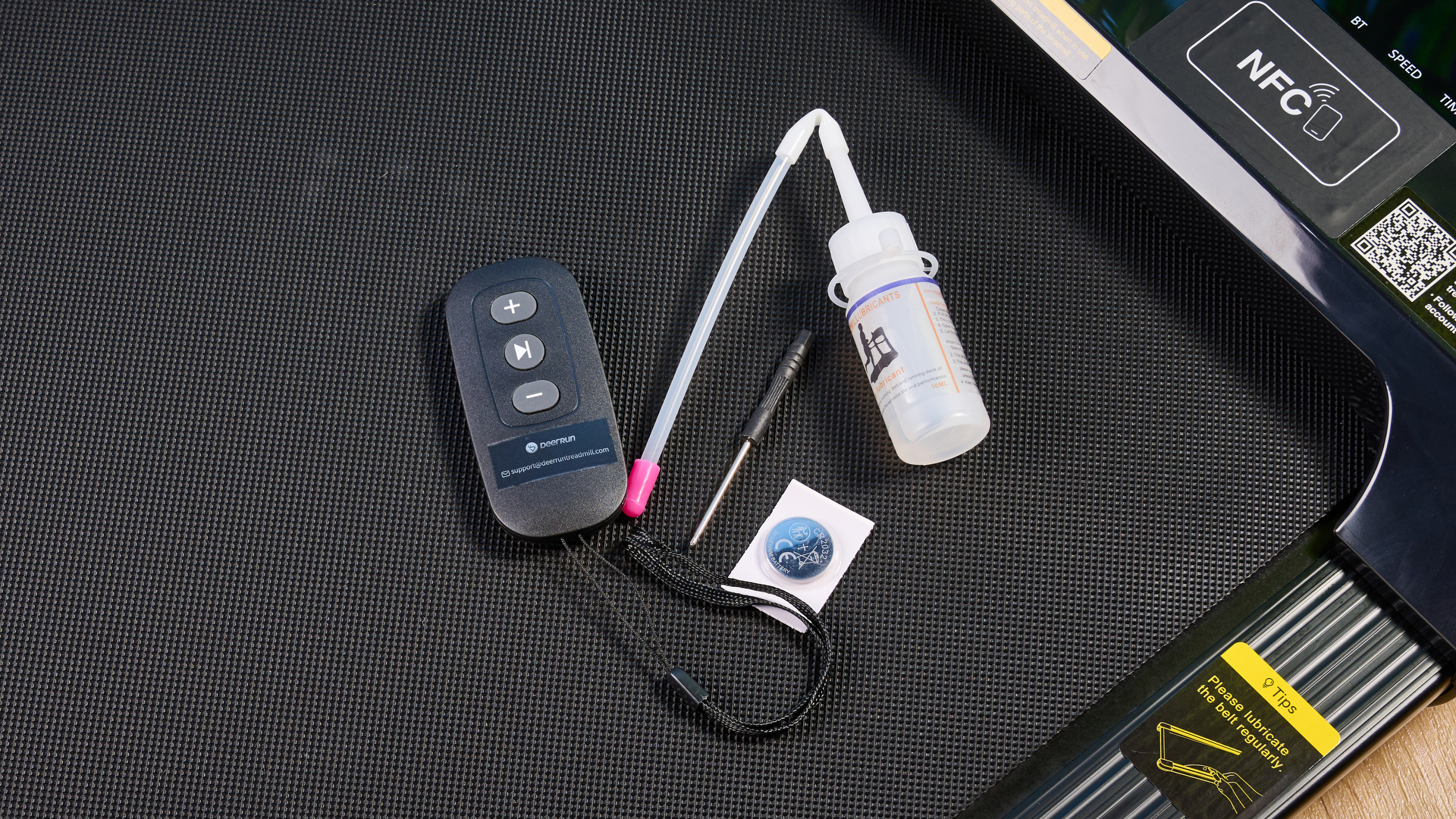 Deerrun Q1 Mini מתחת לליכון שולחן הליכון הליכון הליכון במשרד ביתי עם קיר כחול ורצפת עץ