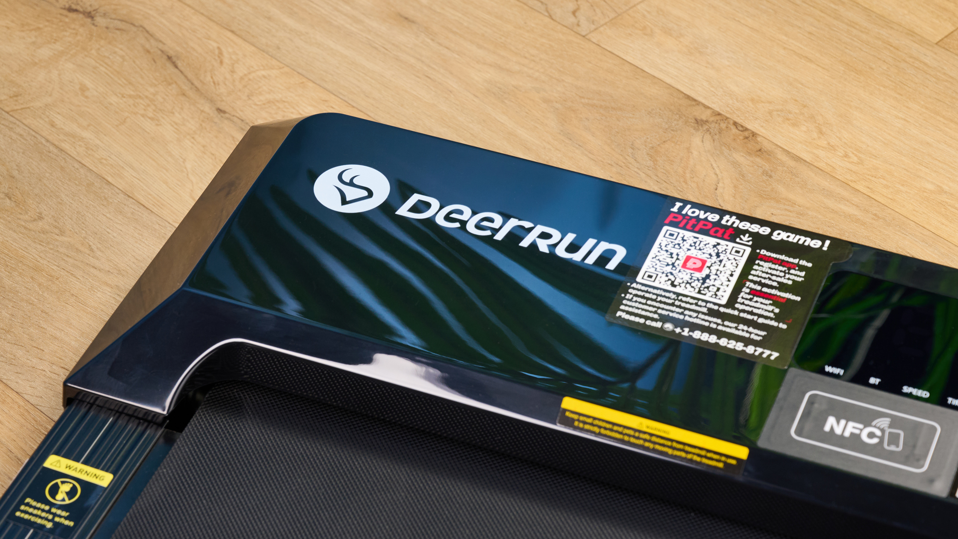 Deerrun Q1 Mini מתחת לליכון שולחן הליכון הליכון הליכון במשרד ביתי עם קיר כחול ורצפת עץ
