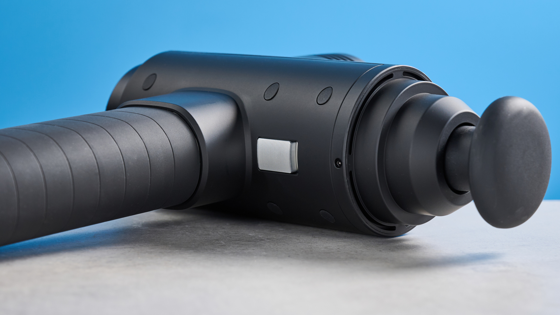 אקדח העיסוי של Hyperice Hyperice 2 Pro עם ידית ארגונומית ארוכה וקבצי ראש עיסוי הניתנים להחלפה