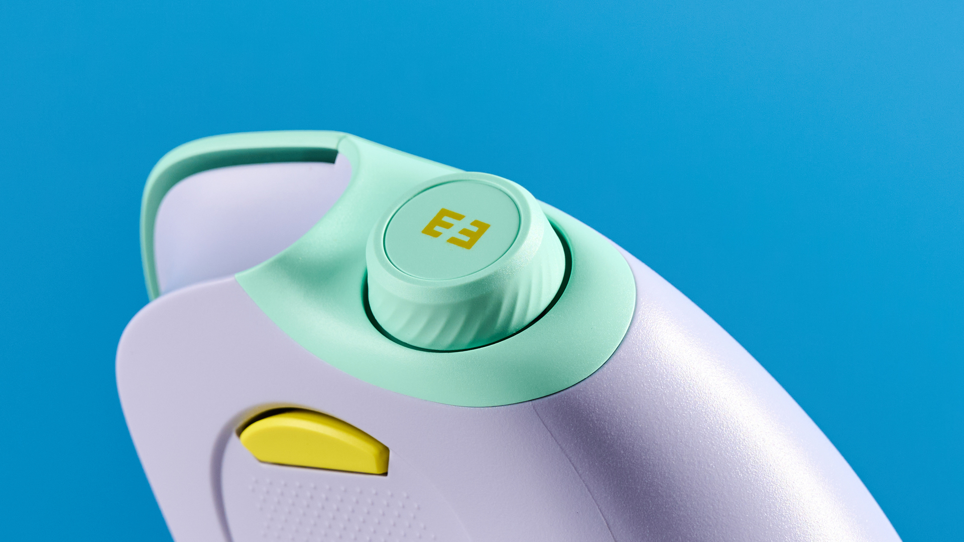 Seenda Mou-302 עכבר אלחוטי אנכי במינג ובצבע צבעוני סגול עם מבטאים צהובים שצולמו על רקע כחול.