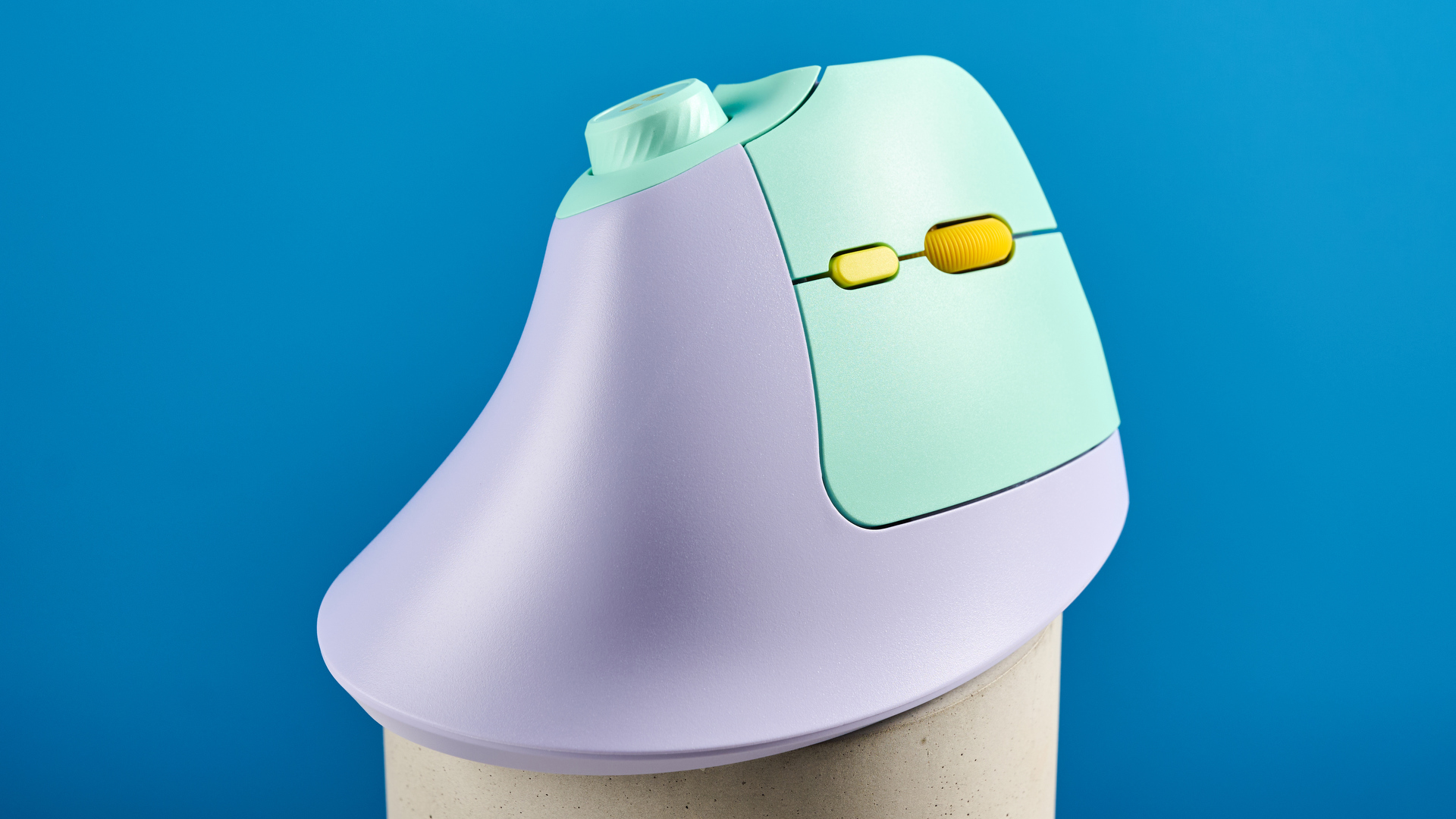 Seenda Mou-302 עכבר אלחוטי אנכי במינג ובצבע צבעוני סגול עם מבטאים צהובים שצולמו על רקע כחול.