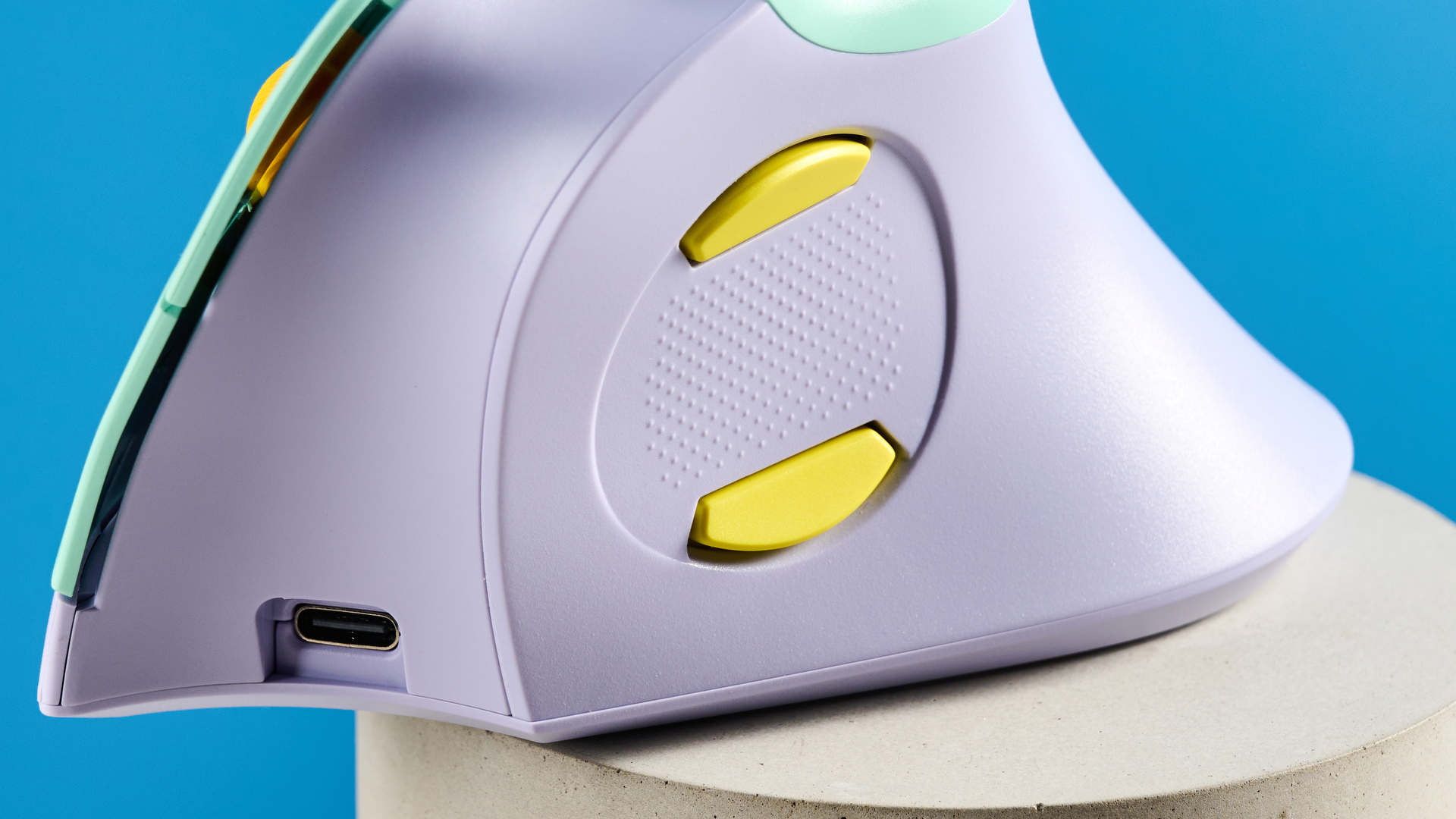 Seenda Mou-302 עכבר אלחוטי אנכי במינג ובצבע צבעוני סגול עם מבטאים צהובים שצולמו על רקע כחול.