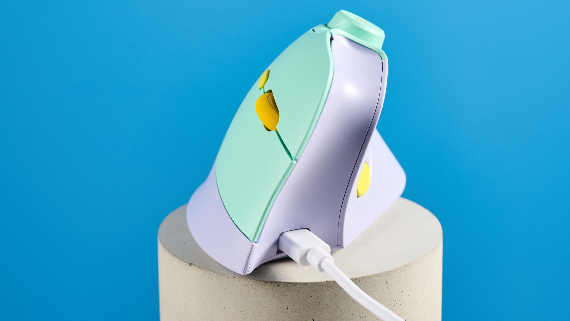 Seenda Mou-302 עכבר אלחוטי אנכי במינג ובצבע צבעוני סגול עם מבטאים צהובים שצולמו על רקע כחול.