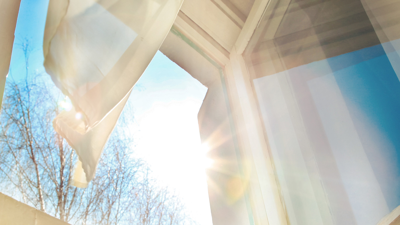 רוח נכנסת דרך חלון פתוח