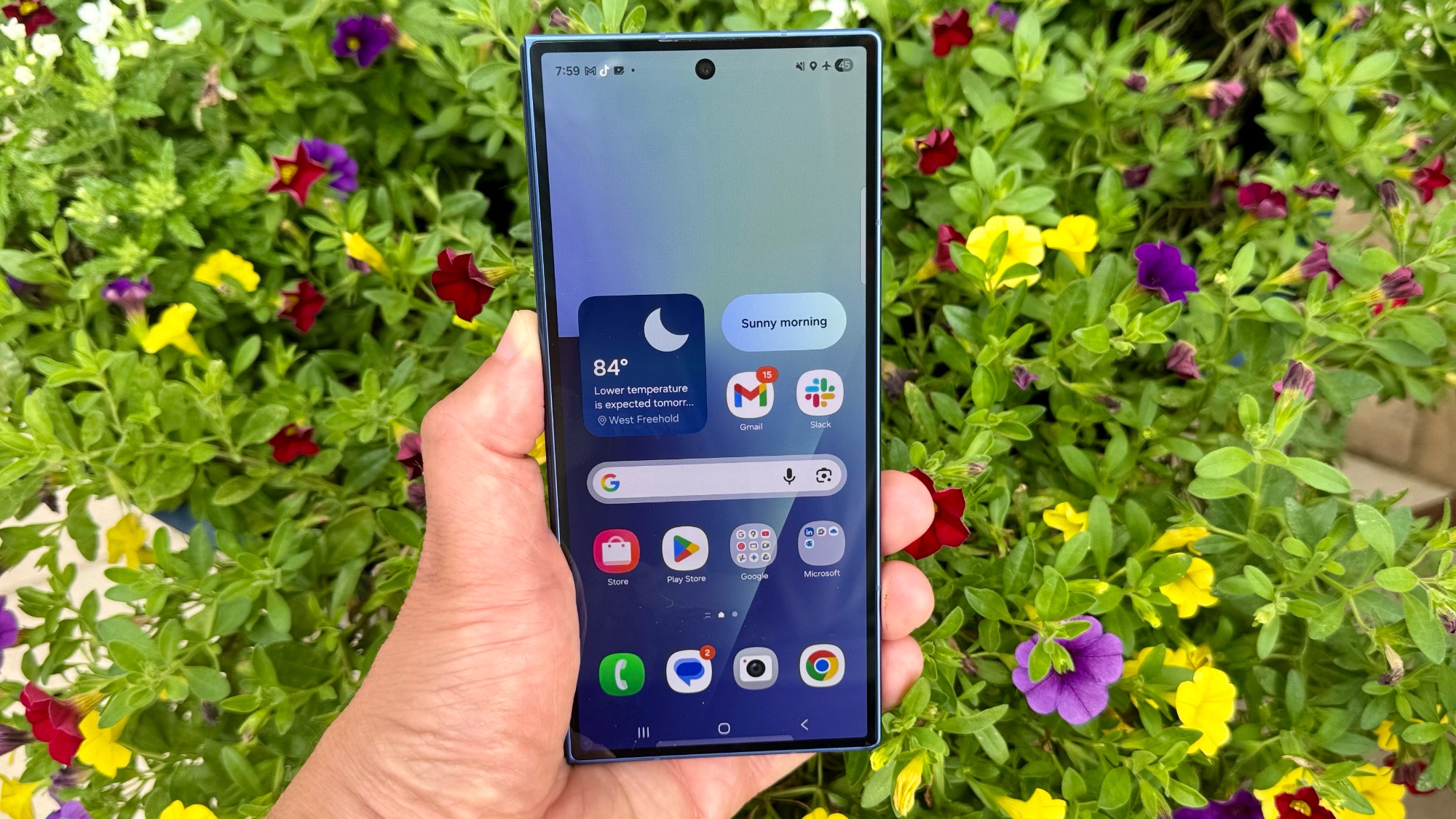 Samsung Galaxy Z Fold 7 ביד המציגה תצוגת כיסוי