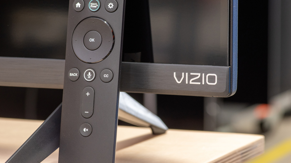 Vizio TV עם מרחוק מלפנים על שולחן העבודה
