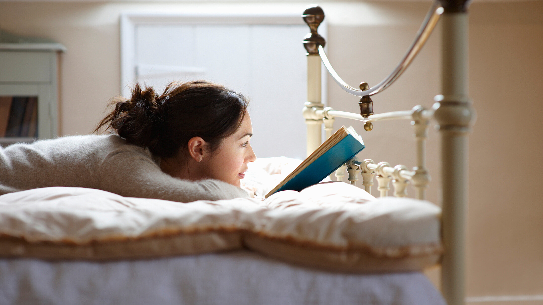 אישה קוראת במיטה