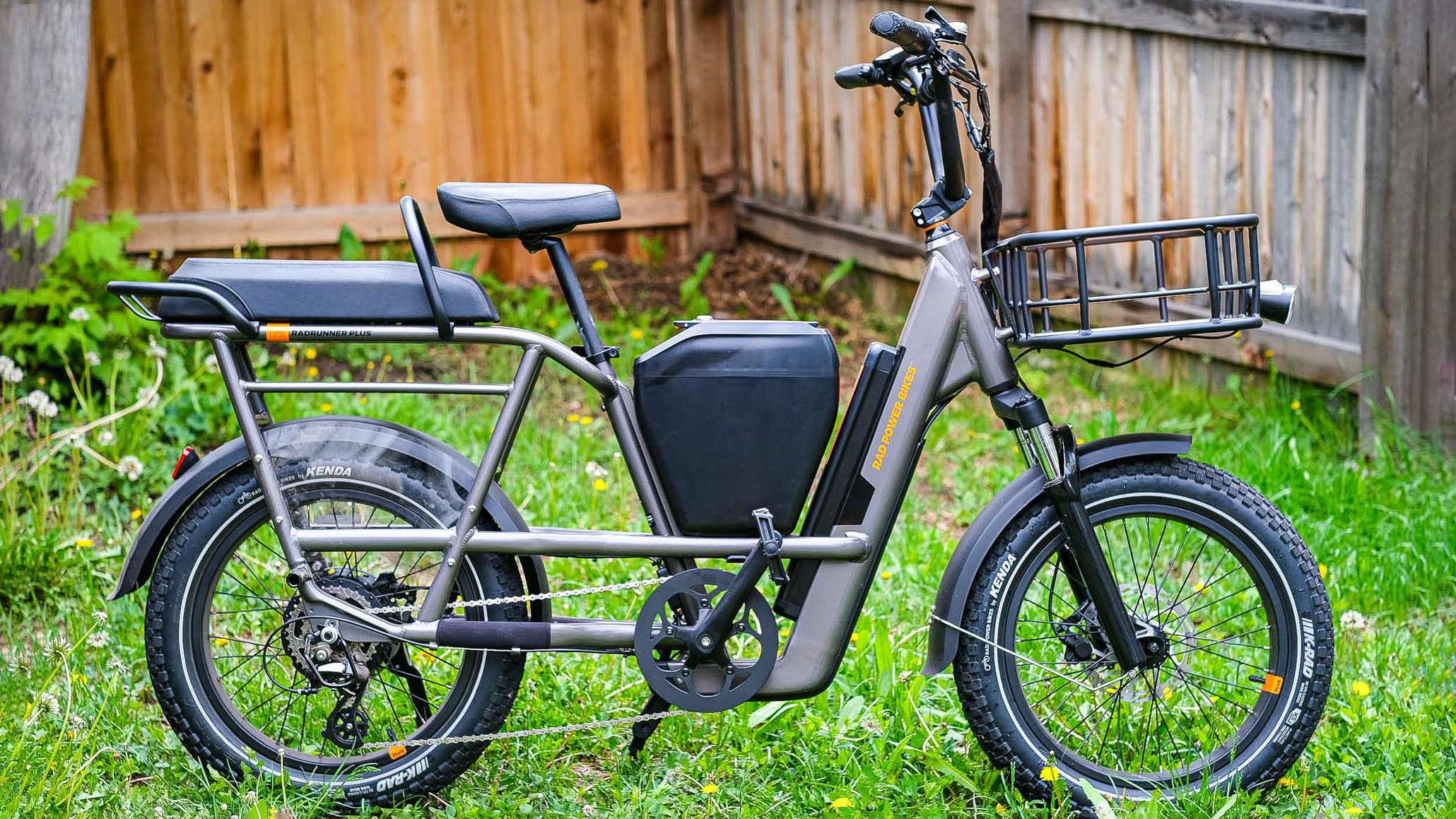 Radpower Radrunner 3 פלוס חונה על דשא בחוץ