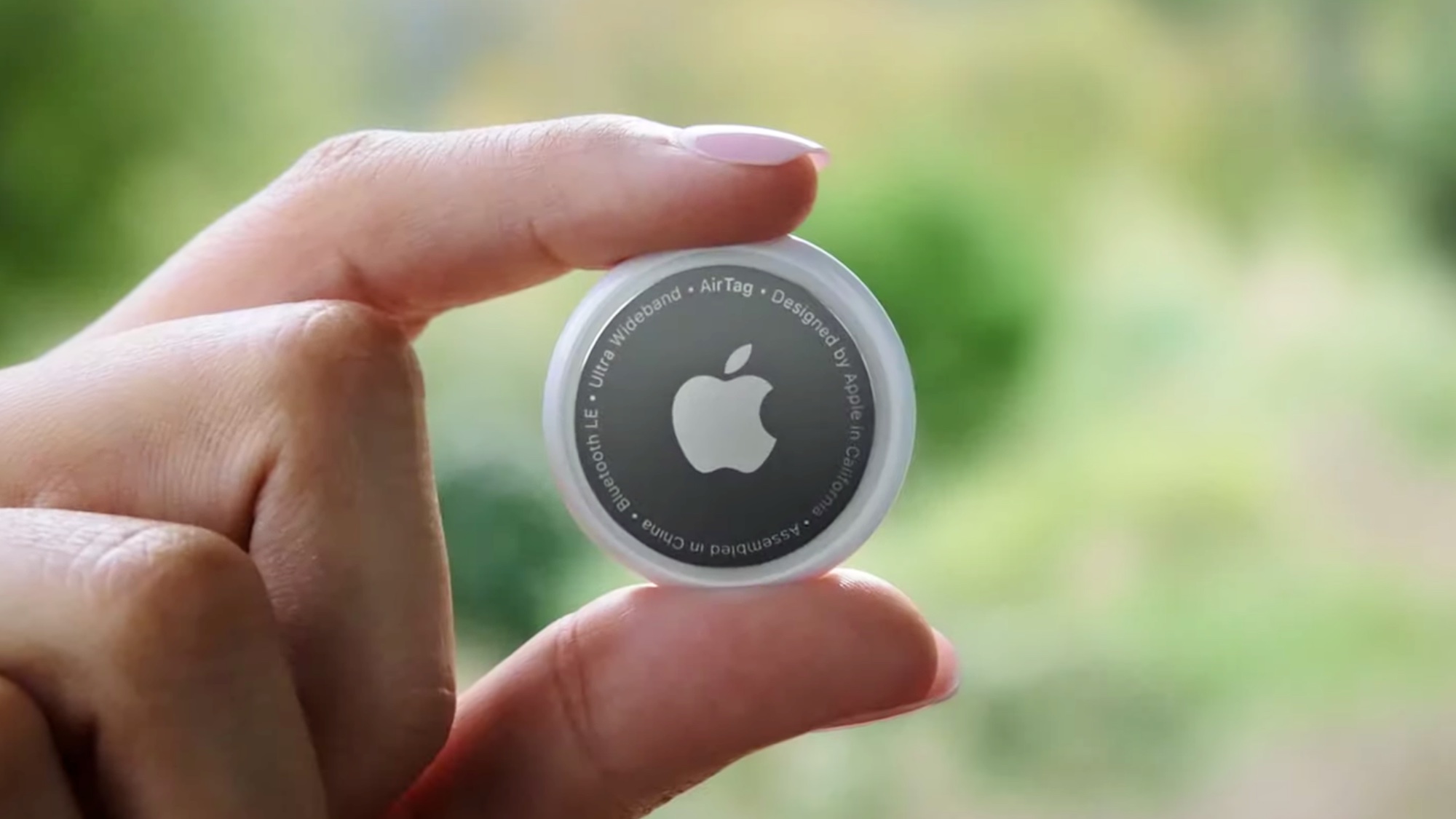 אדם המחזיק בתאג אוויר של אפל 