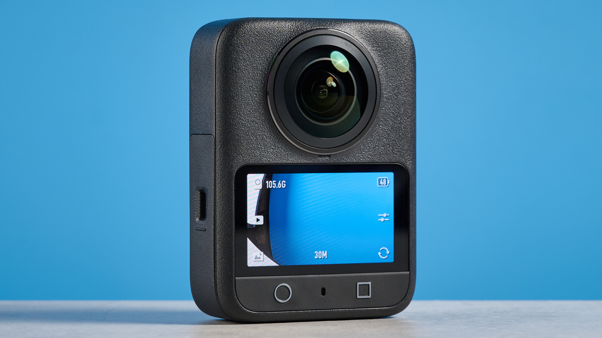 המסך של DJI Osmo 360 וכפתורים אחוריים על רקע כחול