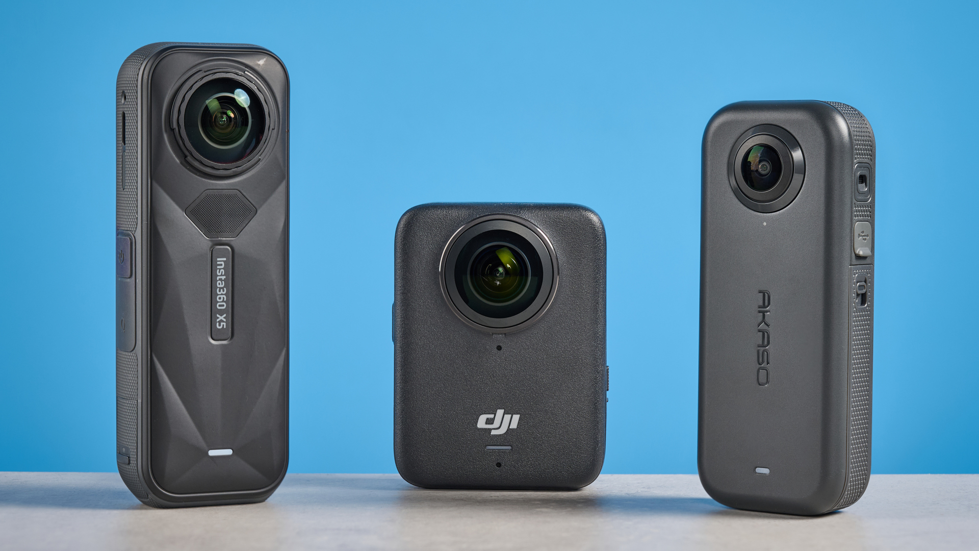 DJI Osmo 360, Insta360 X5 ו- Akaso 360 על רקע כחול