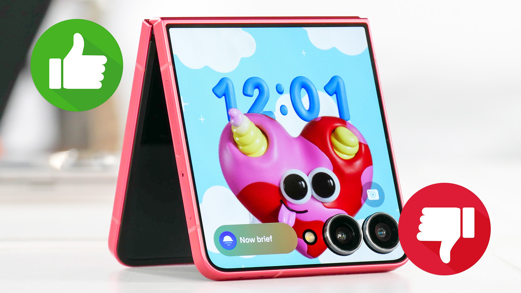 Galaxy z Flip 7 עם אגודלים כלפי מעלה ואגודלים למטה