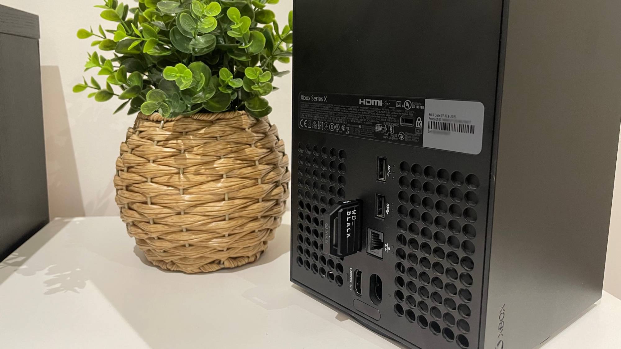 קונסולת Xbox Xbox X עם כרטיס הרחבה WD_BLACK C50