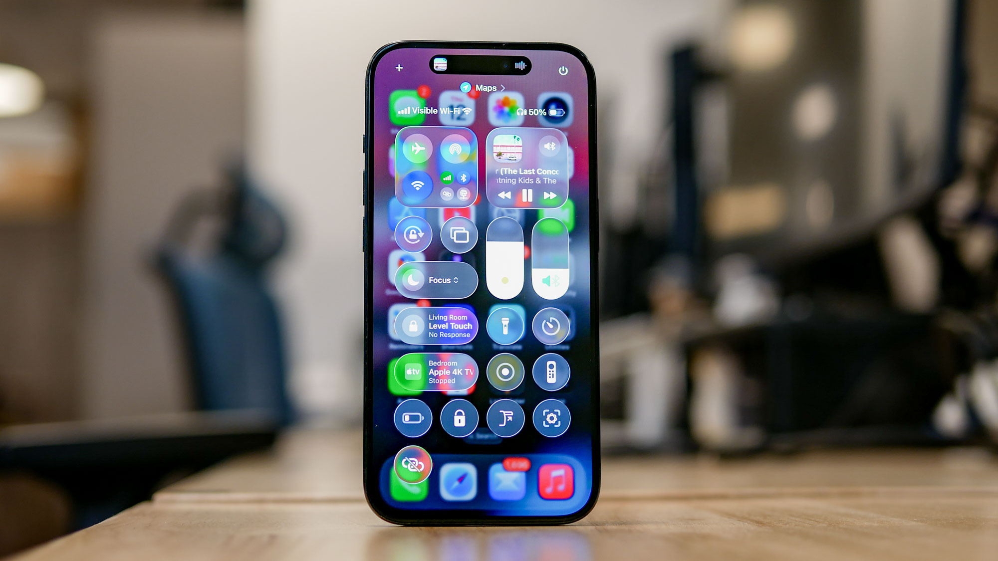 iOS 26 בטא מפתחים הפועל באייפון המציג ממשק זכוכית נוזלי.