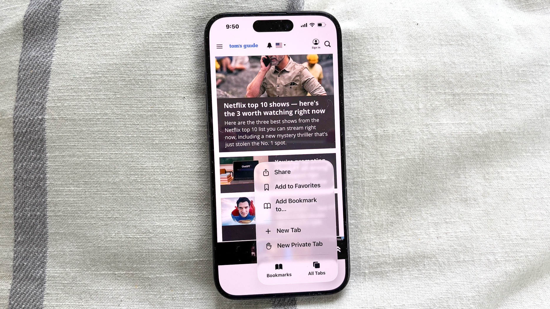 עיצוב הכרטיסיות החדש ב-iOS 26 safari עם תפריט קופץ שקוף המציג סימניות ופקדים מועדפים