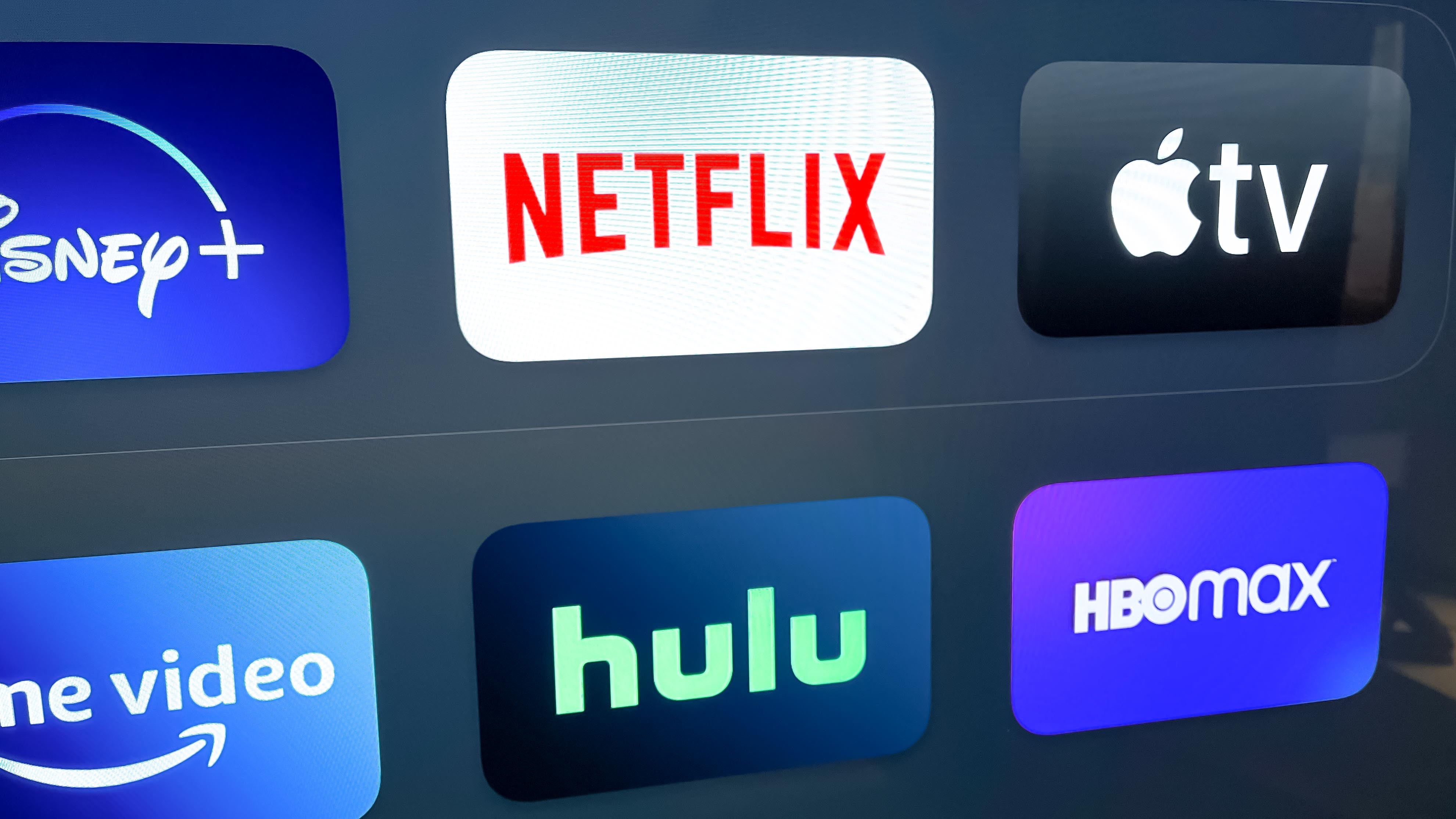 אייקוני האפליקציה של נטפליקס, אפל טלוויזיה, Hulu ו- HBO MAX במסך TVOS