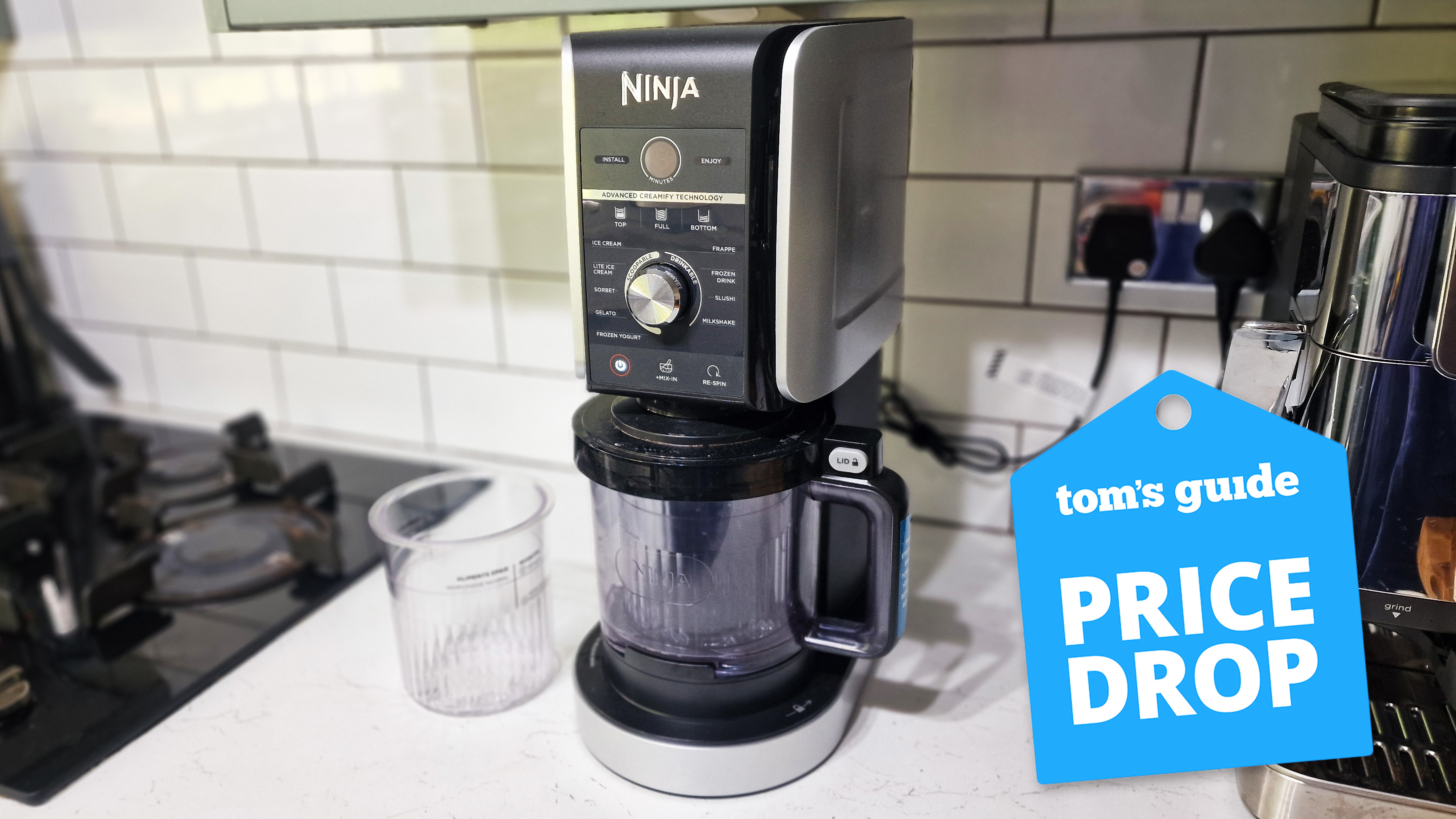 ה- Ninja Creami צולם במטבח עם תג מדריכים של טום 039;