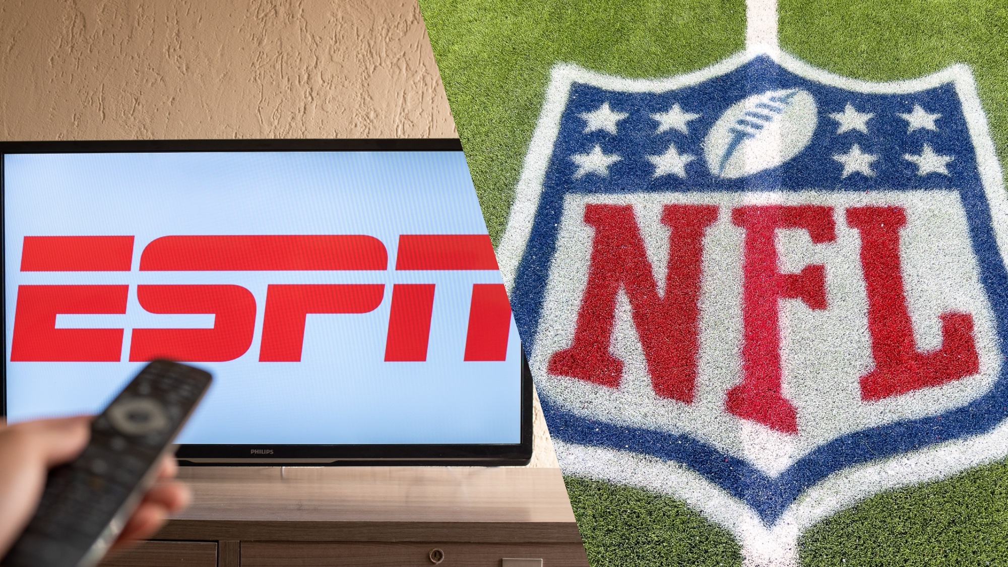 לוגו ESPN בטלוויזיה ליד הלוגו של NFL במגרש כדורגל