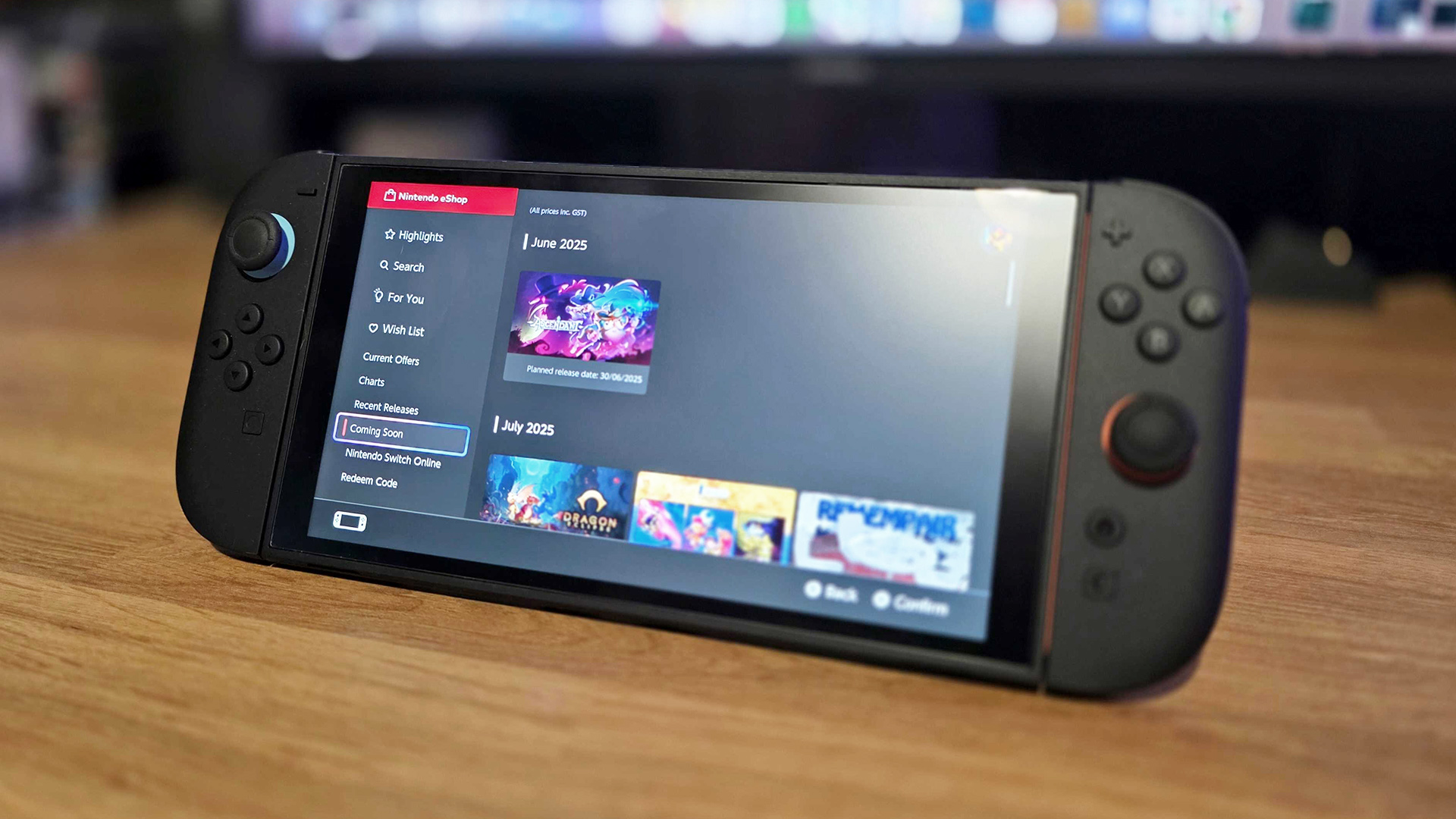 מתג Nintendo 2 יושב על שולחן העבודה עם Eshop על המסך