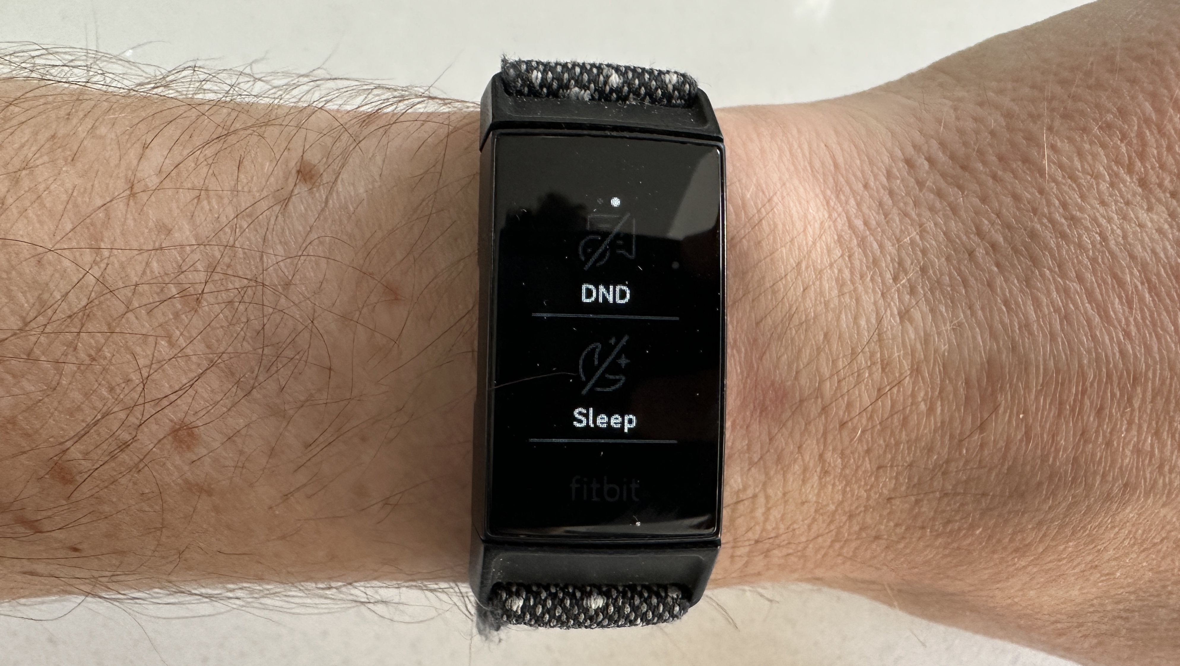 מעקב אחר שינה על מטען Fitbit 4