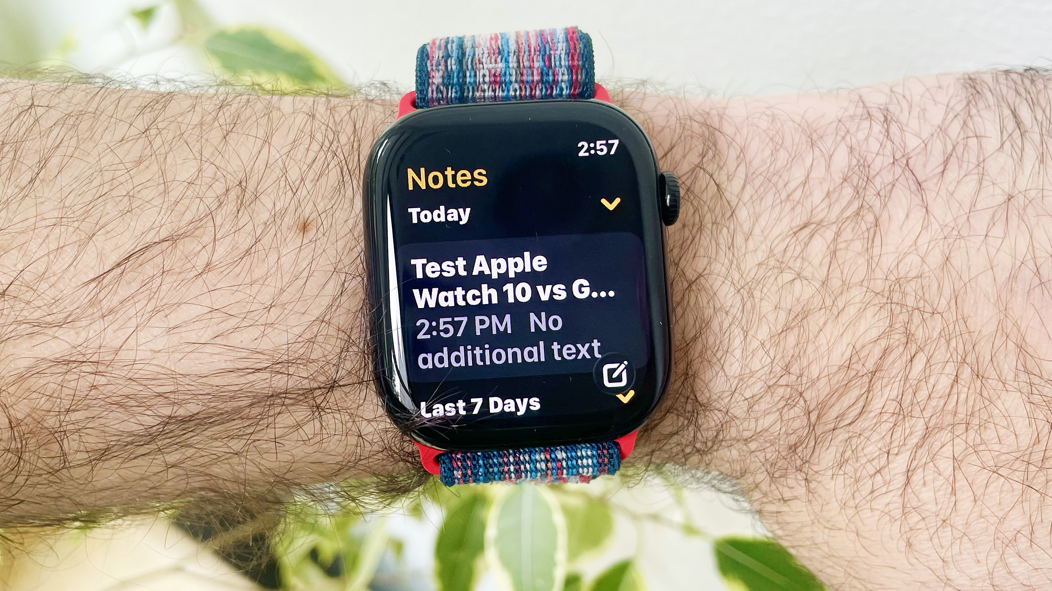 Apple Watch Series 10 מקרוב בפרק כף היד של המשתמש המציגה את האפשרויות השונות באפליקציית Apple Watch Notes, שהושקה עם WatchOS 26