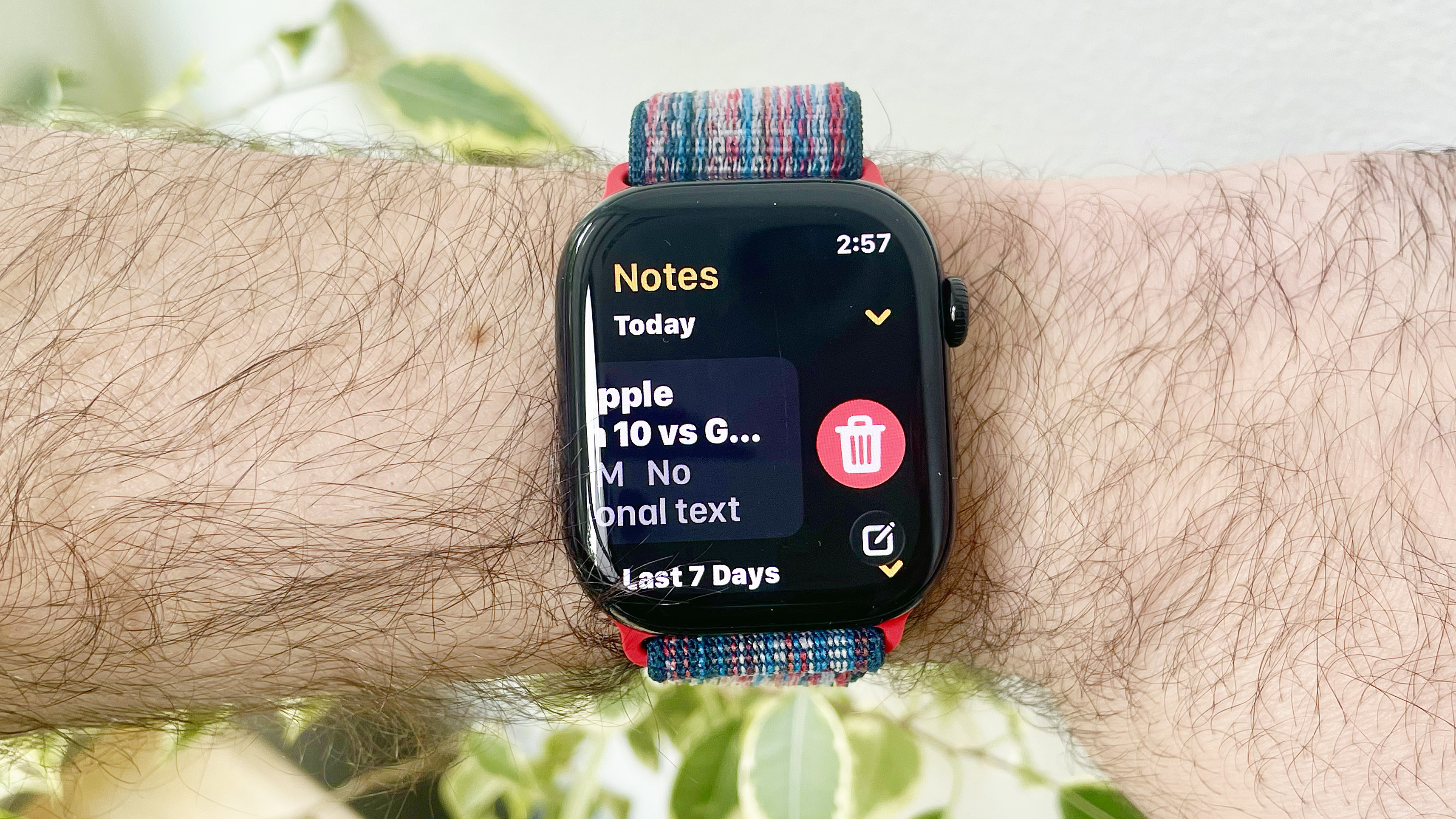 Apple Watch Series 10 מקרוב בפרק כף היד של המשתמש המציגה את האפשרויות השונות באפליקציית Apple Watch Notes, שהושקה עם WatchOS 26