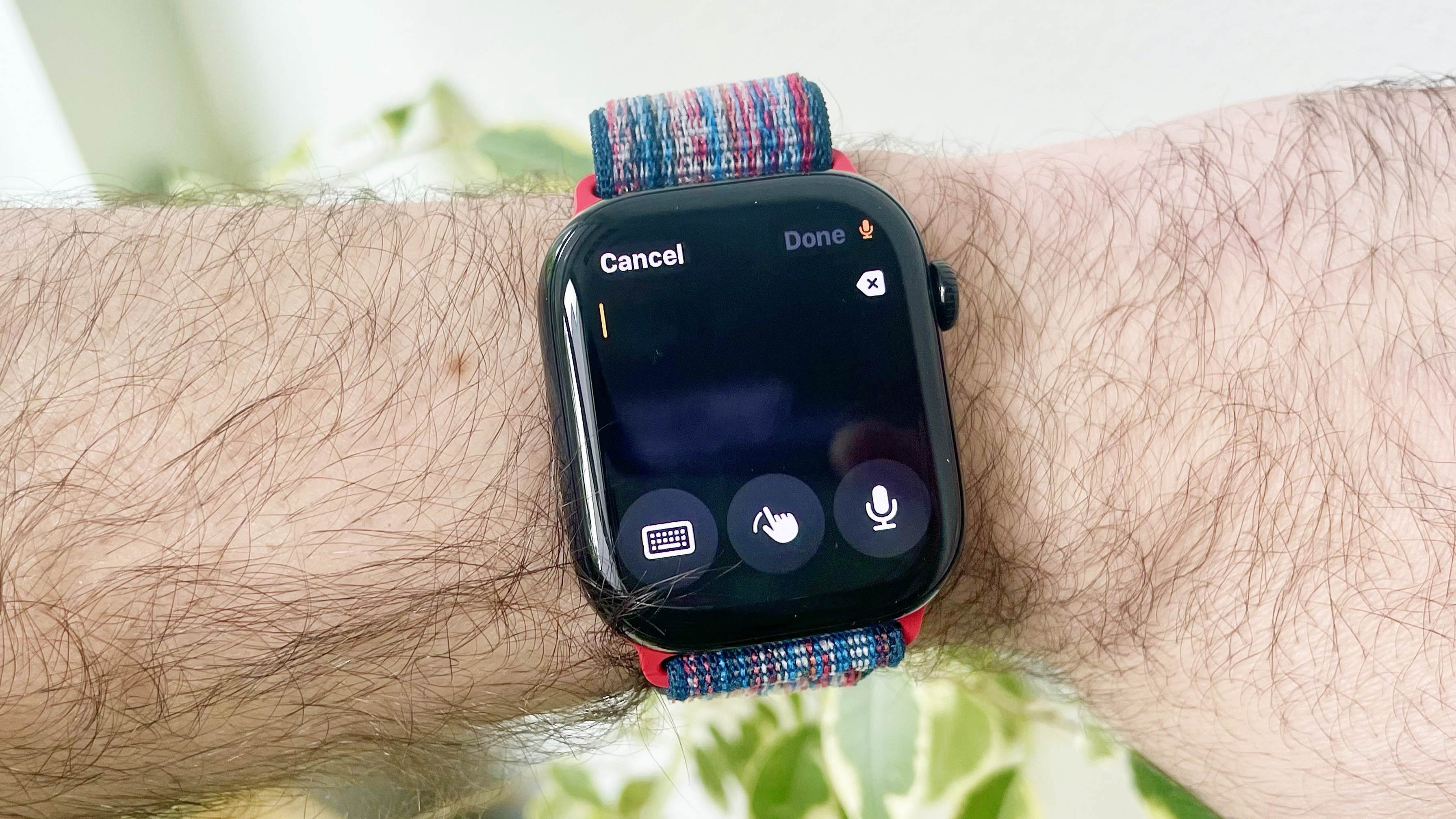 Apple Watch Series 10 מקרוב בפרק כף היד של המשתמש המציגה את האפשרויות השונות באפליקציית Apple Watch Notes, שהושקה עם WatchOS 26