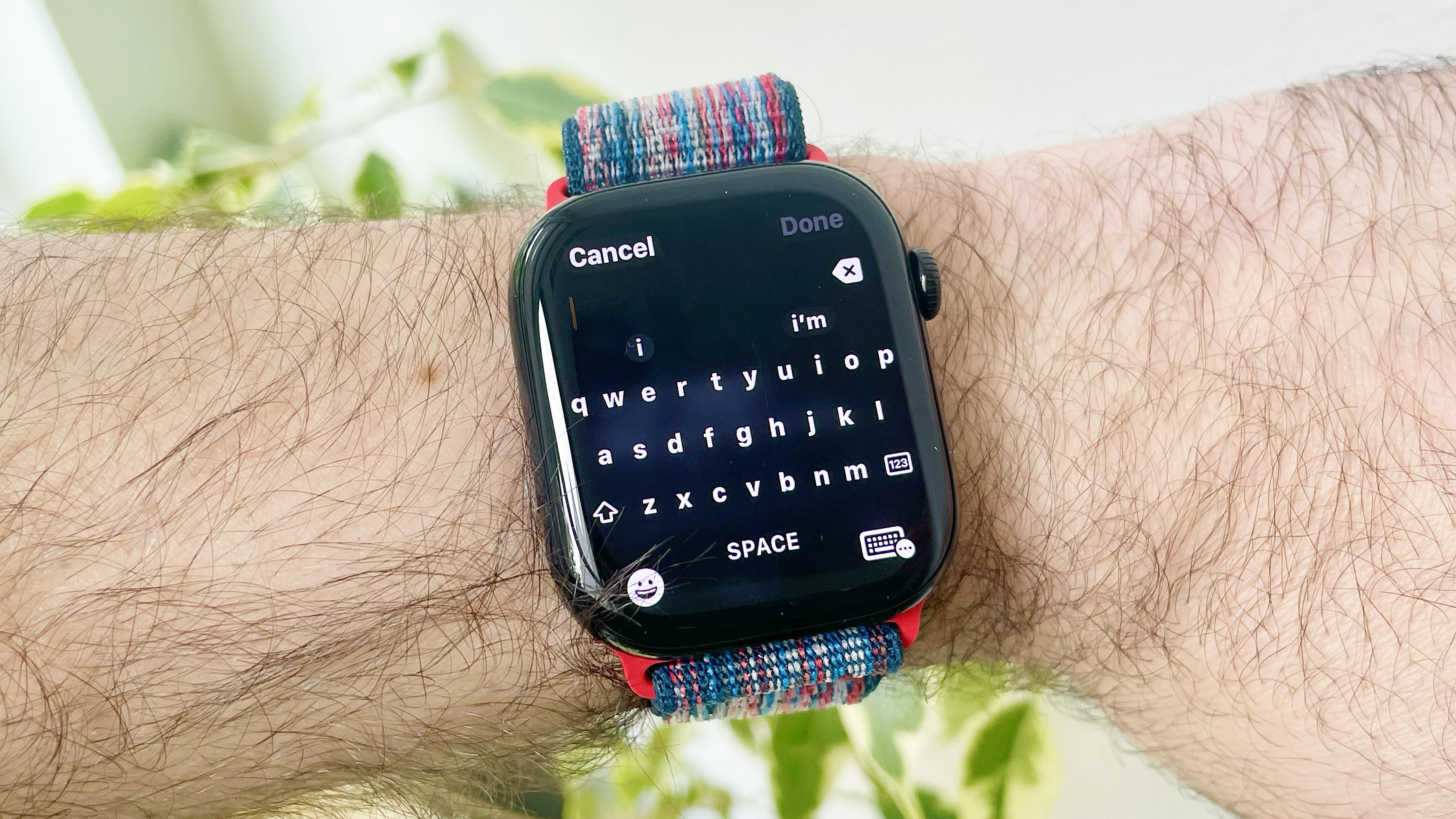 Apple Watch Series 10 מקרוב בפרק כף היד של המשתמש המציגה את האפשרויות השונות באפליקציית Apple Watch Notes, שהושקה עם WatchOS 26