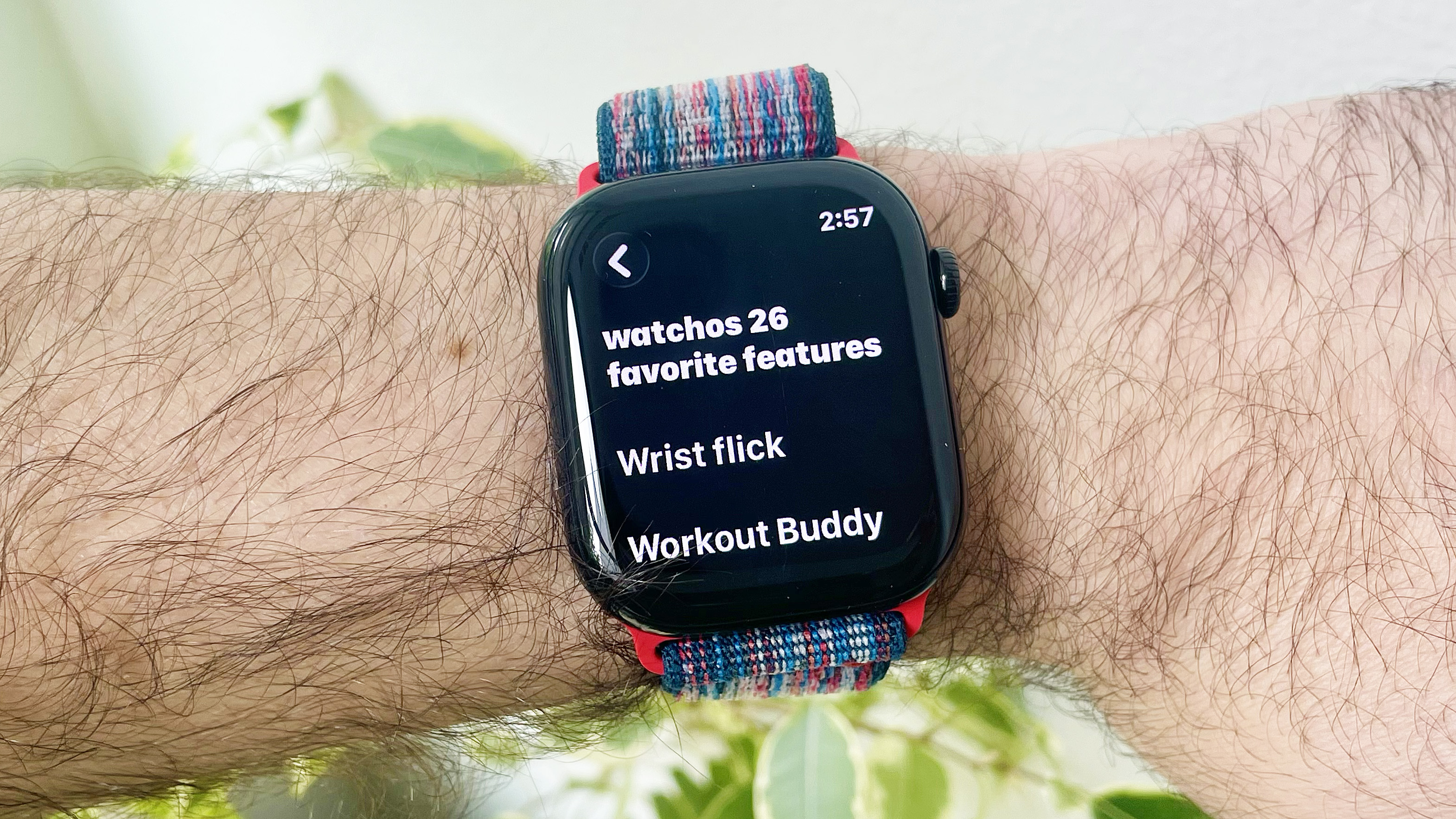 Apple Watch Series 10 מקרוב בפרק כף היד של המשתמש המציגה את האפשרויות השונות באפליקציית Apple Watch Notes, שהושקה עם WatchOS 26
