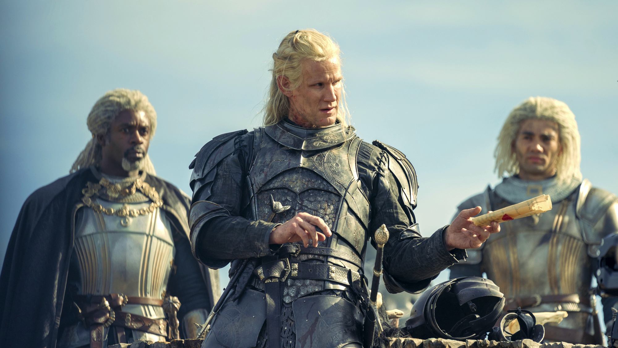 ויל ג'ונסון בתור Vaemond velaryon, מאט סמית 'בתור Daemon Targaryen ו- Theo Nate בתור Laenor velaryon in House of the Dragon פרק 3
