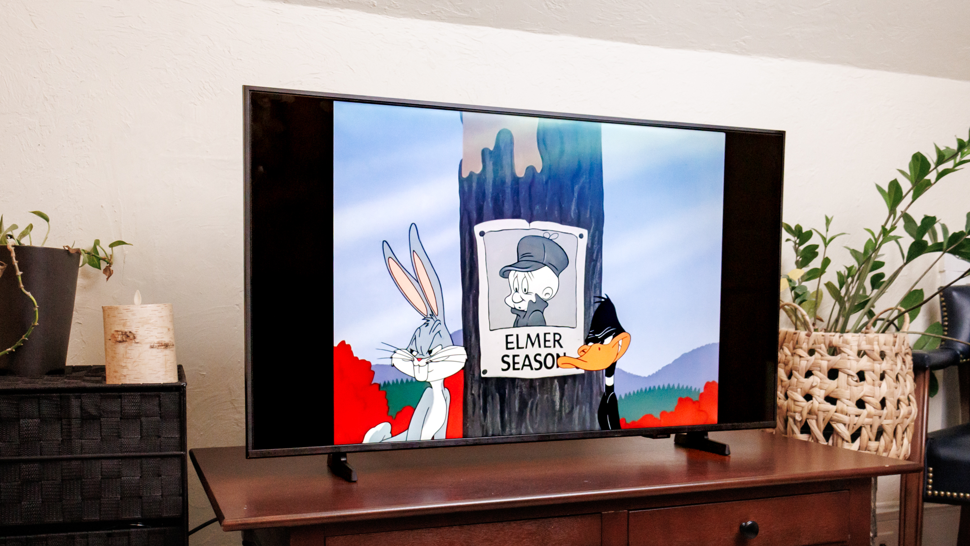 Bugs Bunny ו- Daffy Duck בטלוויזיה LED של סמסונג F6000F.