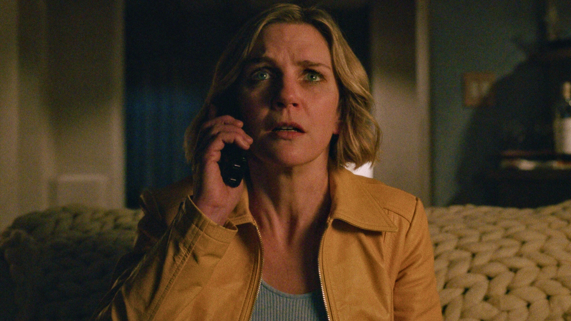 Rhea Seehorn in & quot; Pluribus & quot; ב- Apple TV Plus.