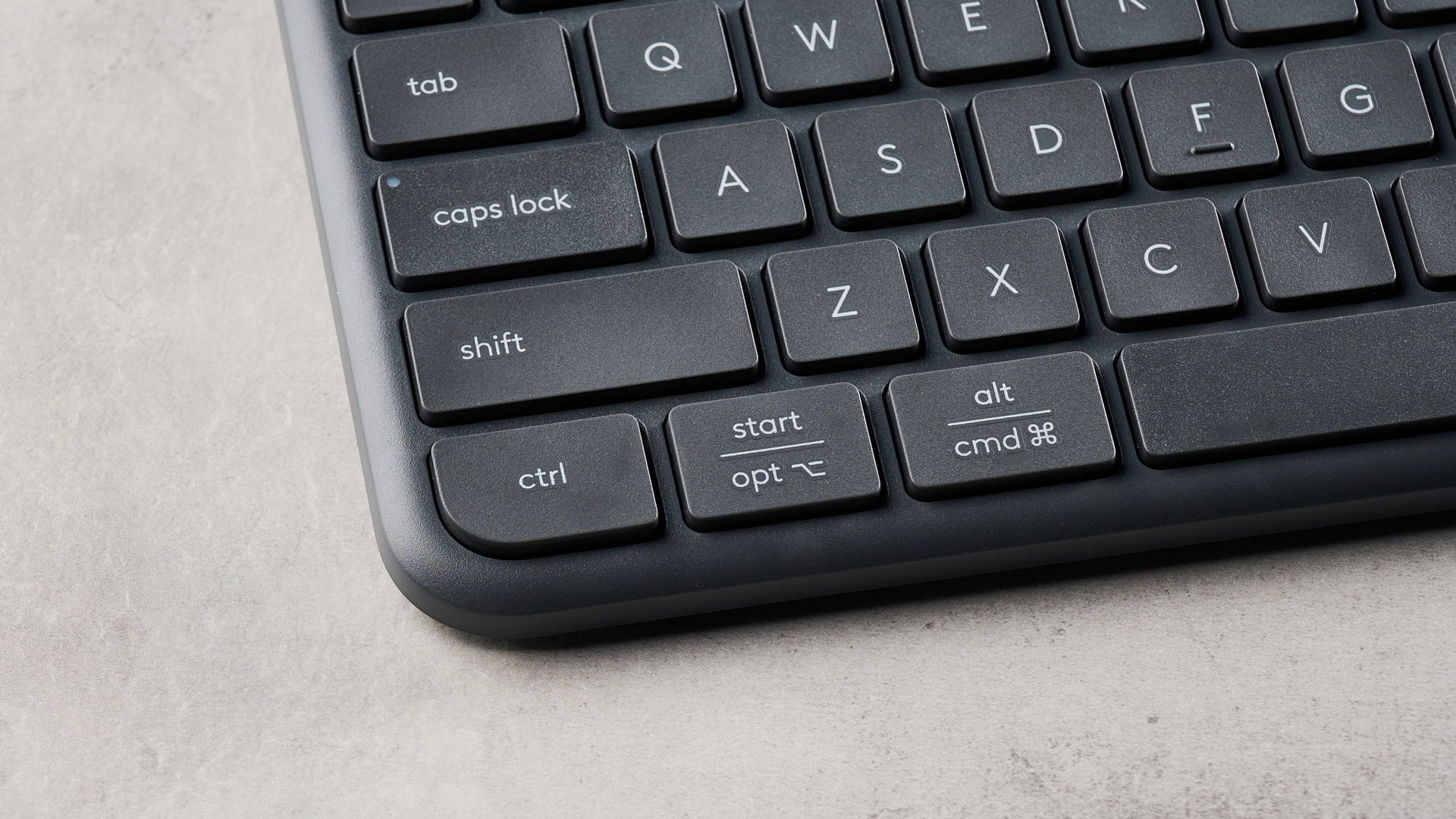 מקלדת Logitech K620 בכביש צבעוני גרפיט אפור שצולם כחלק מקומו MK625 על רקע מסוגל ולבן.