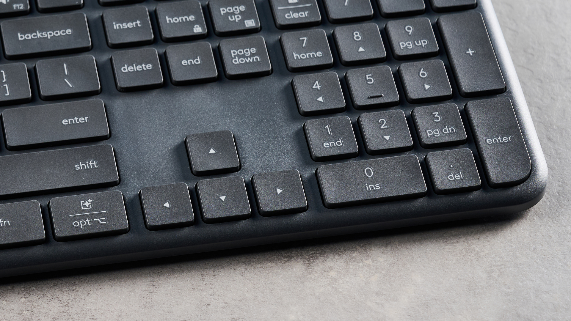 מקלדת Logitech K620 בכביש צבעוני גרפיט אפור שצולם כחלק מקומו MK625 על רקע מסוגל ולבן.