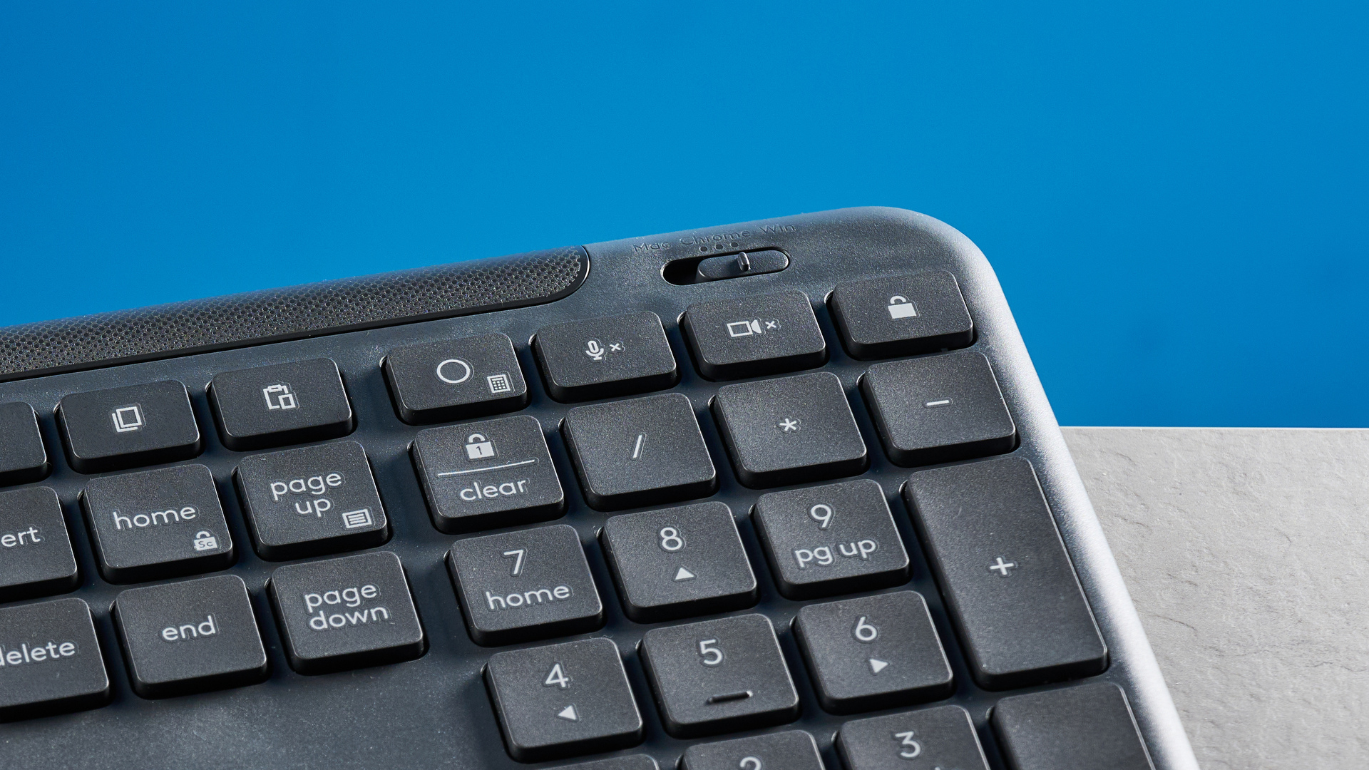 מקלדת Logitech K620 בכביש צבעוני גרפיט אפור שצולם כחלק מקומו MK625 על רקע מסוגל ולבן.