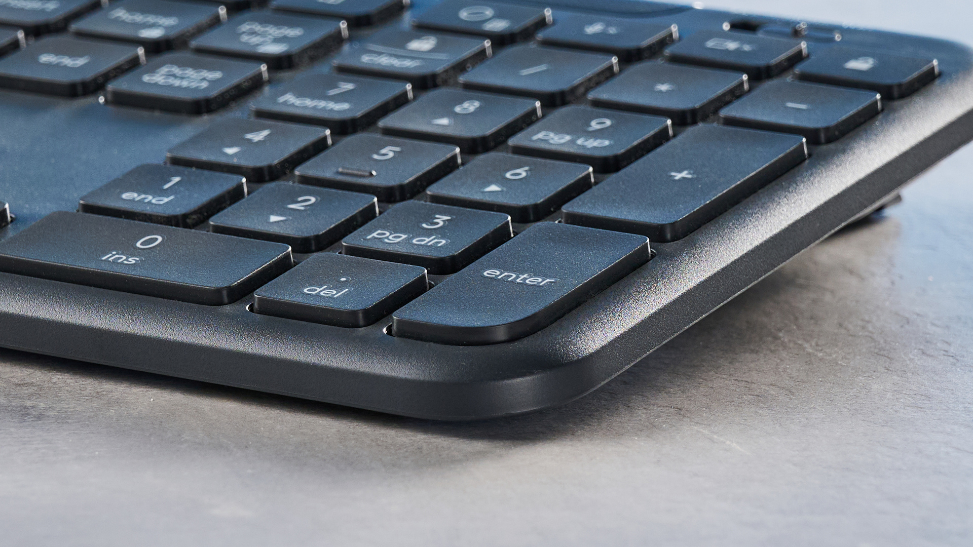 מקלדת Logitech K620 בכביש צבעוני גרפיט אפור שצולם כחלק מקומו MK625 על רקע מסוגל ולבן.