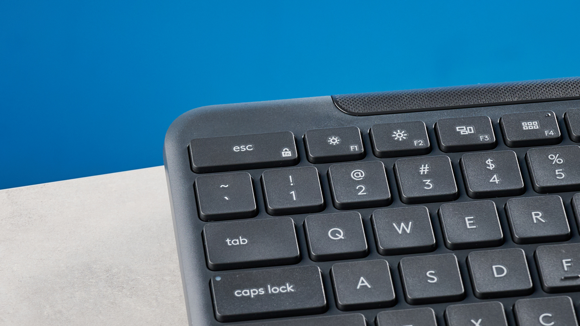 מקלדת Logitech K620 בכביש צבעוני גרפיט אפור שצולם כחלק מקומו MK625 על רקע מסוגל ולבן.