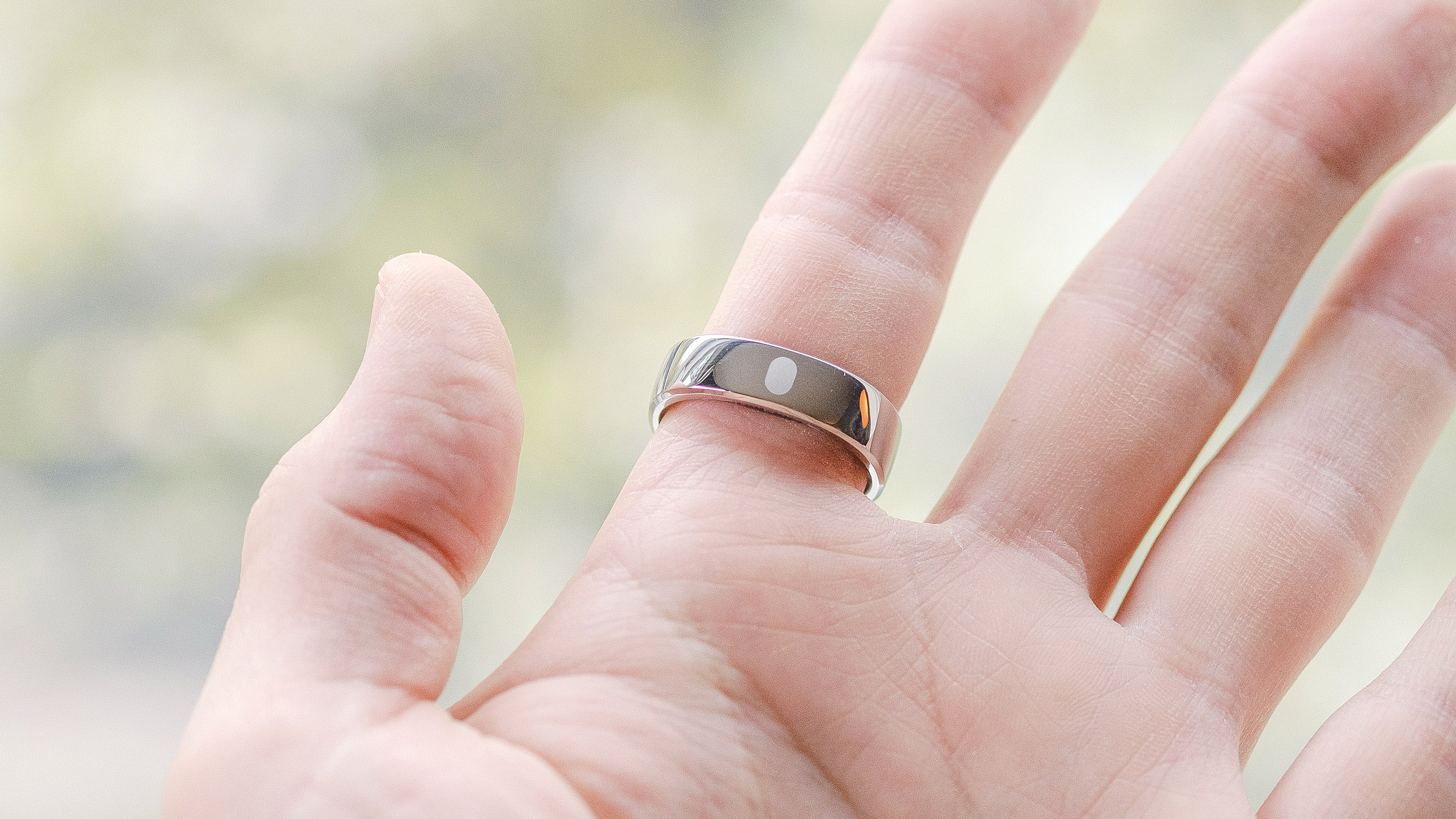 מקרוב את הטבעת החכמה של RingConn Gen 2 על אצבע המורה של המשתמש