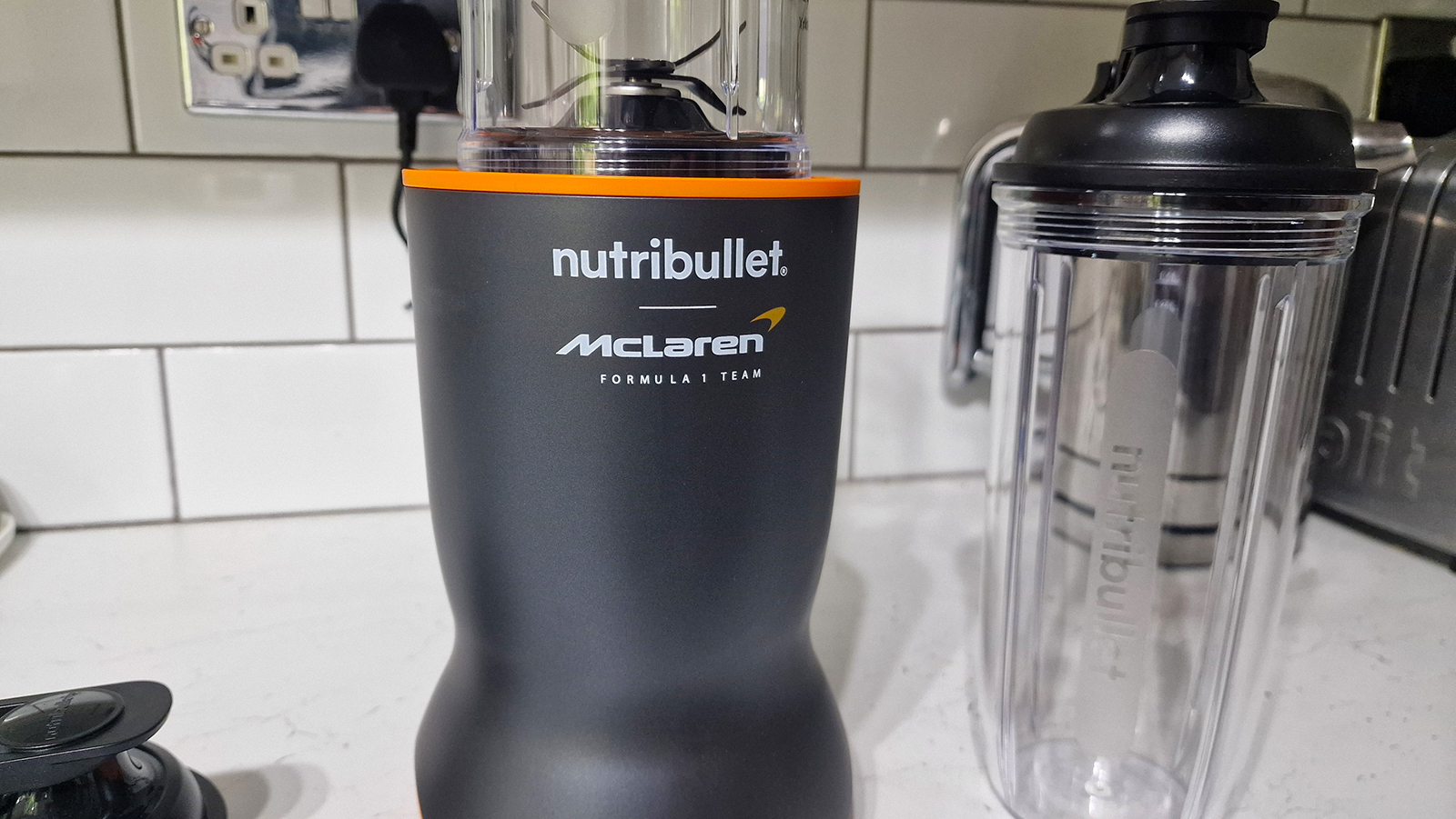 Nutribullet Ultra 1200 עם אותיות מקלארן