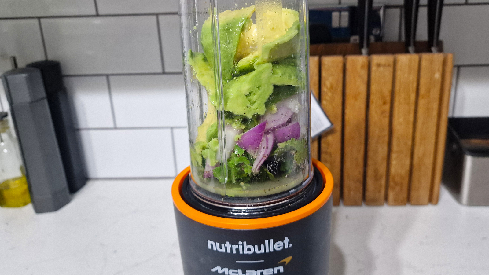 מרכיבי גוואקמולי ב- Nutribullet Ultra 1200
