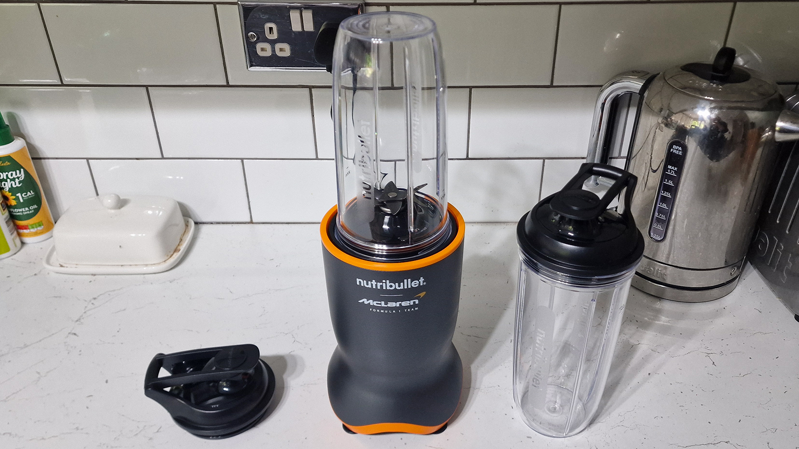 Nutribullet Ultra 1200 מהתקורה במטבח לבן