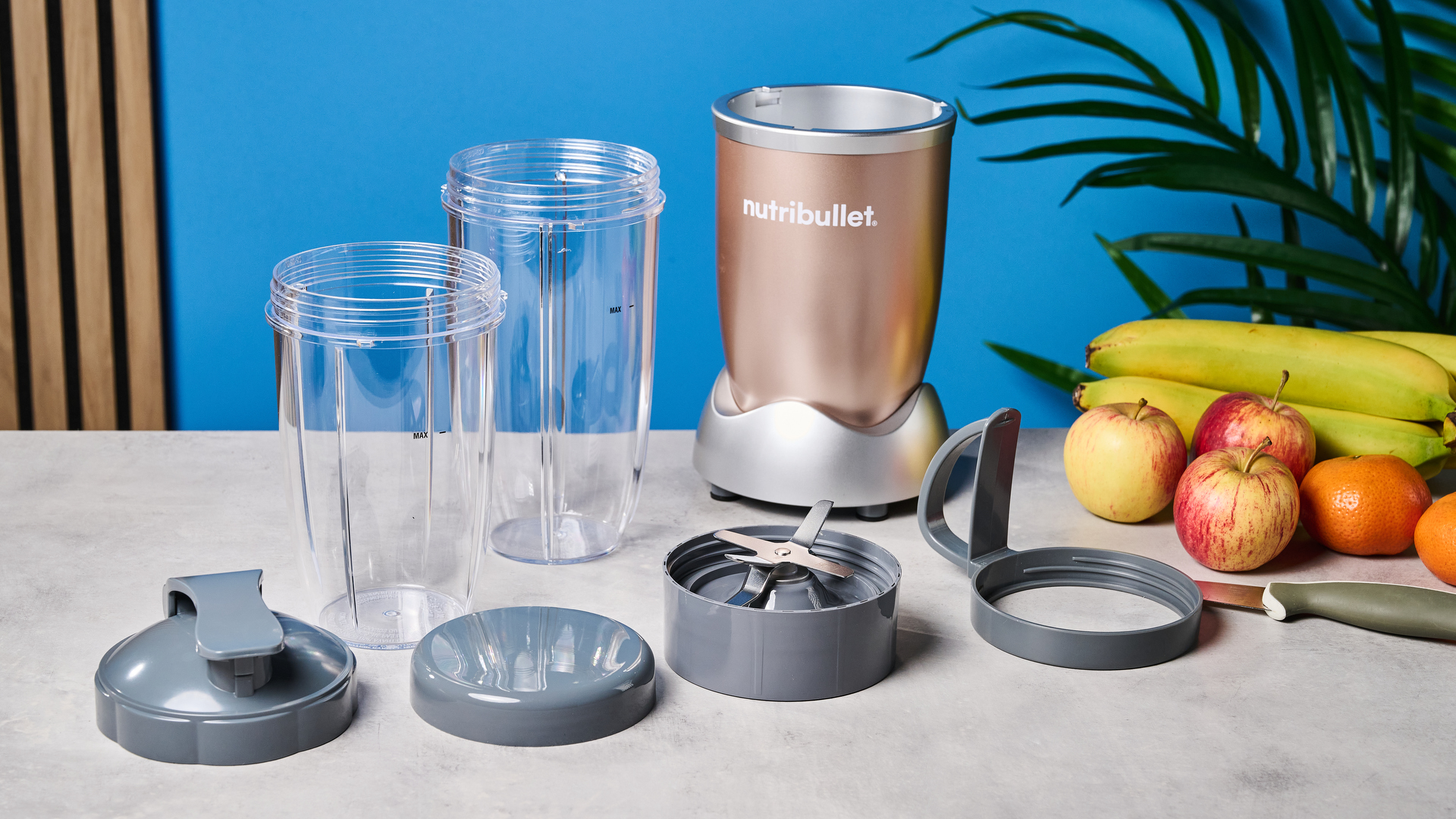 שמפניה Nutribullet Pro 900W עם פירות בצילום ורקע כחול