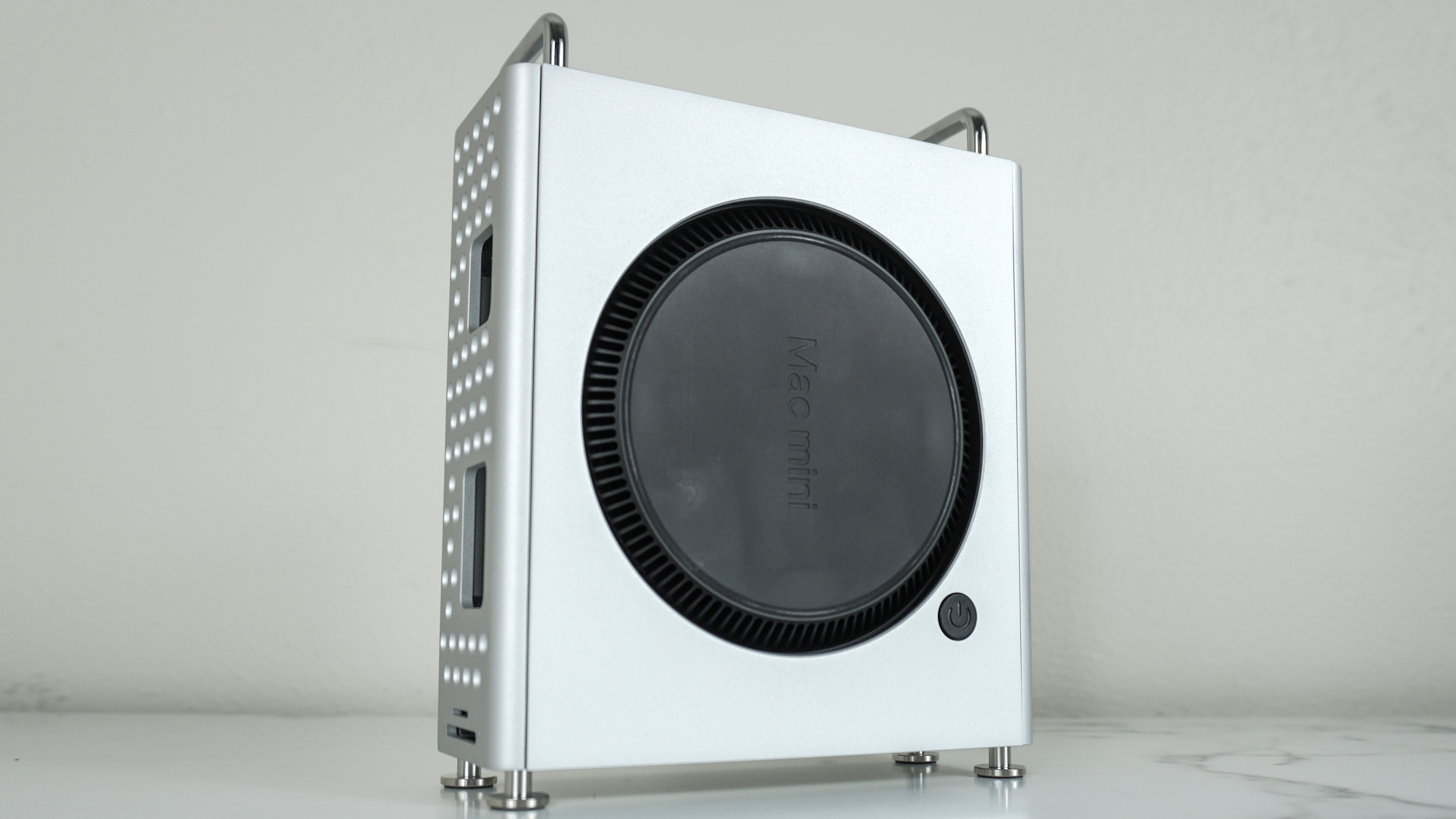 Mac Mini M4 בתיק המזח של אוריקו מיניפרו על שולחן העבודה