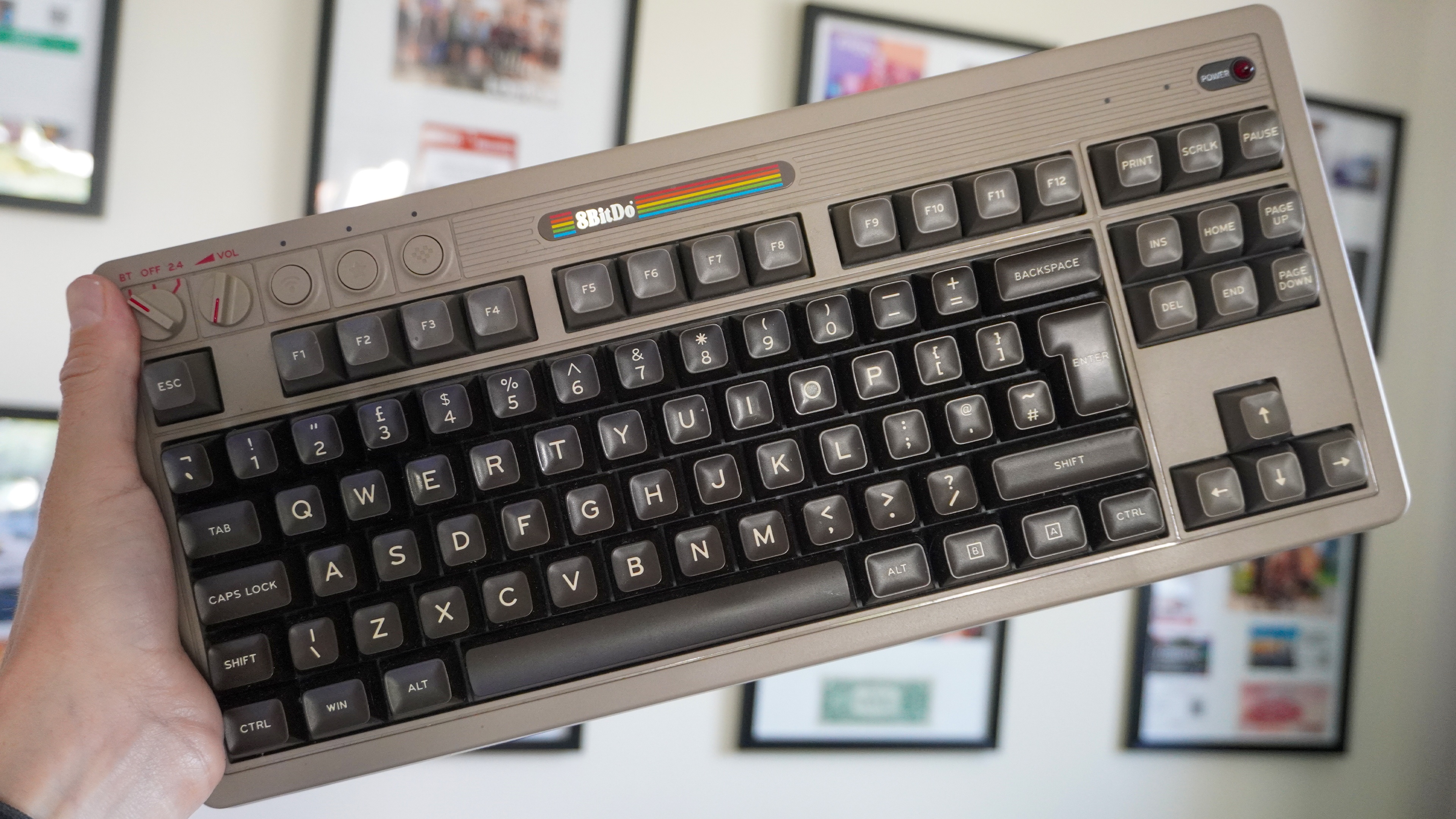 מקלדת מכנית 8bitdo רטרו - מהדורת C64